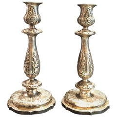 Ein Paar neobarocke Repoussé-Kerzenhalter aus Silber, Russland, um 1850