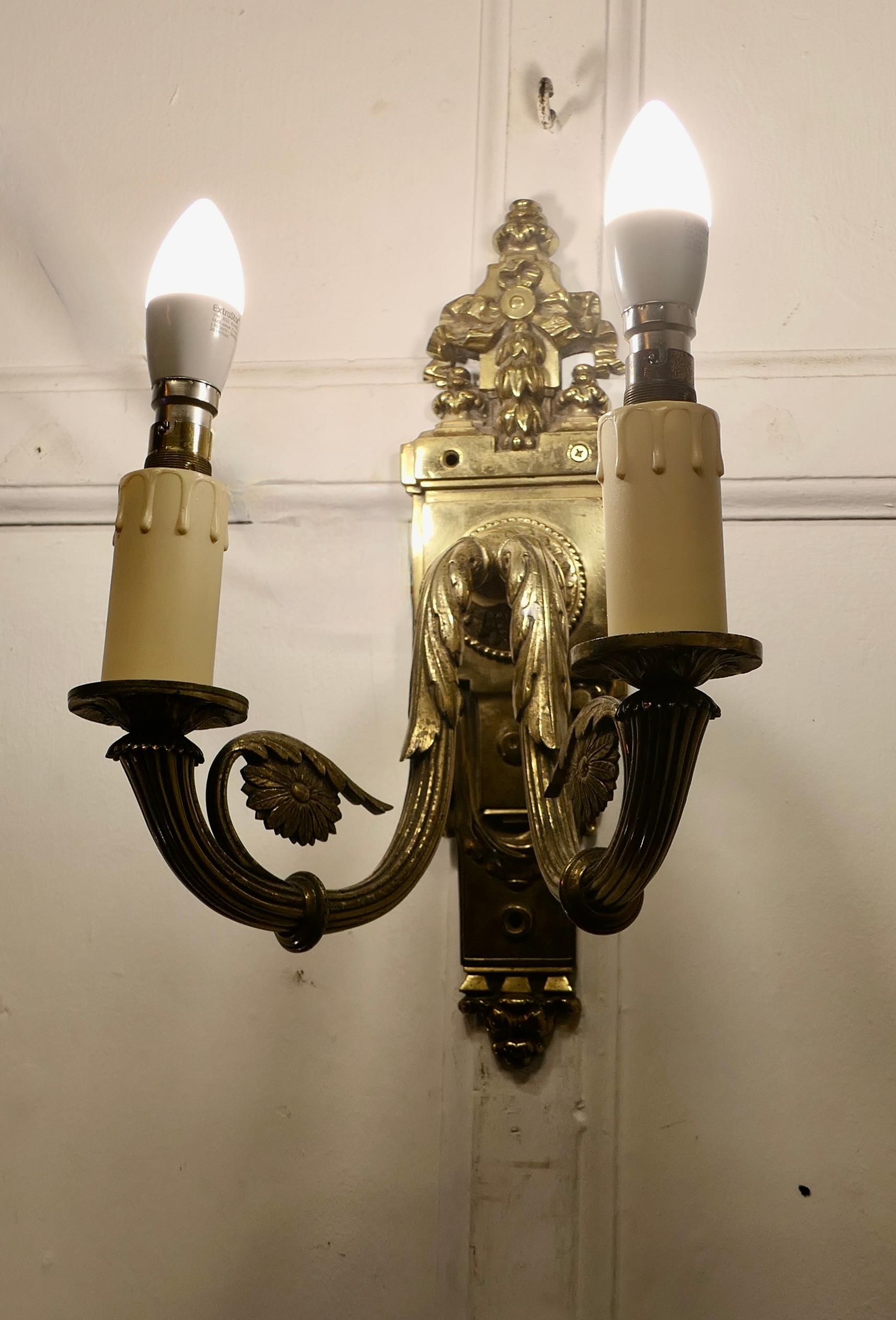 Ein Paar Neo Classical Large Brass Twin Wall Lights  Dies ist eine sehr attraktive  (Messing) im Angebot