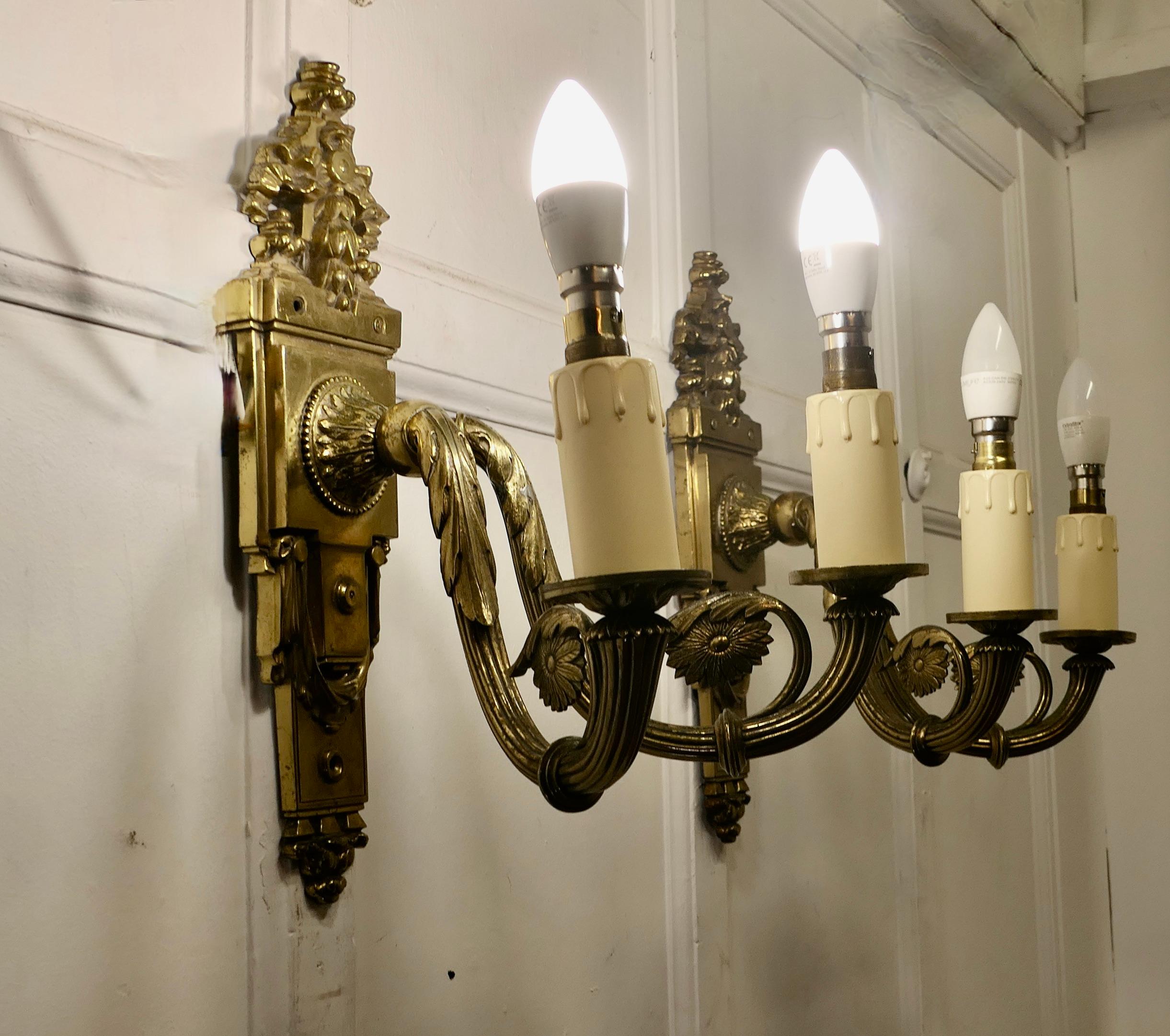 Paire de grandes lampes murales néoclassiques en laiton  C'est très attrayant en vente 2
