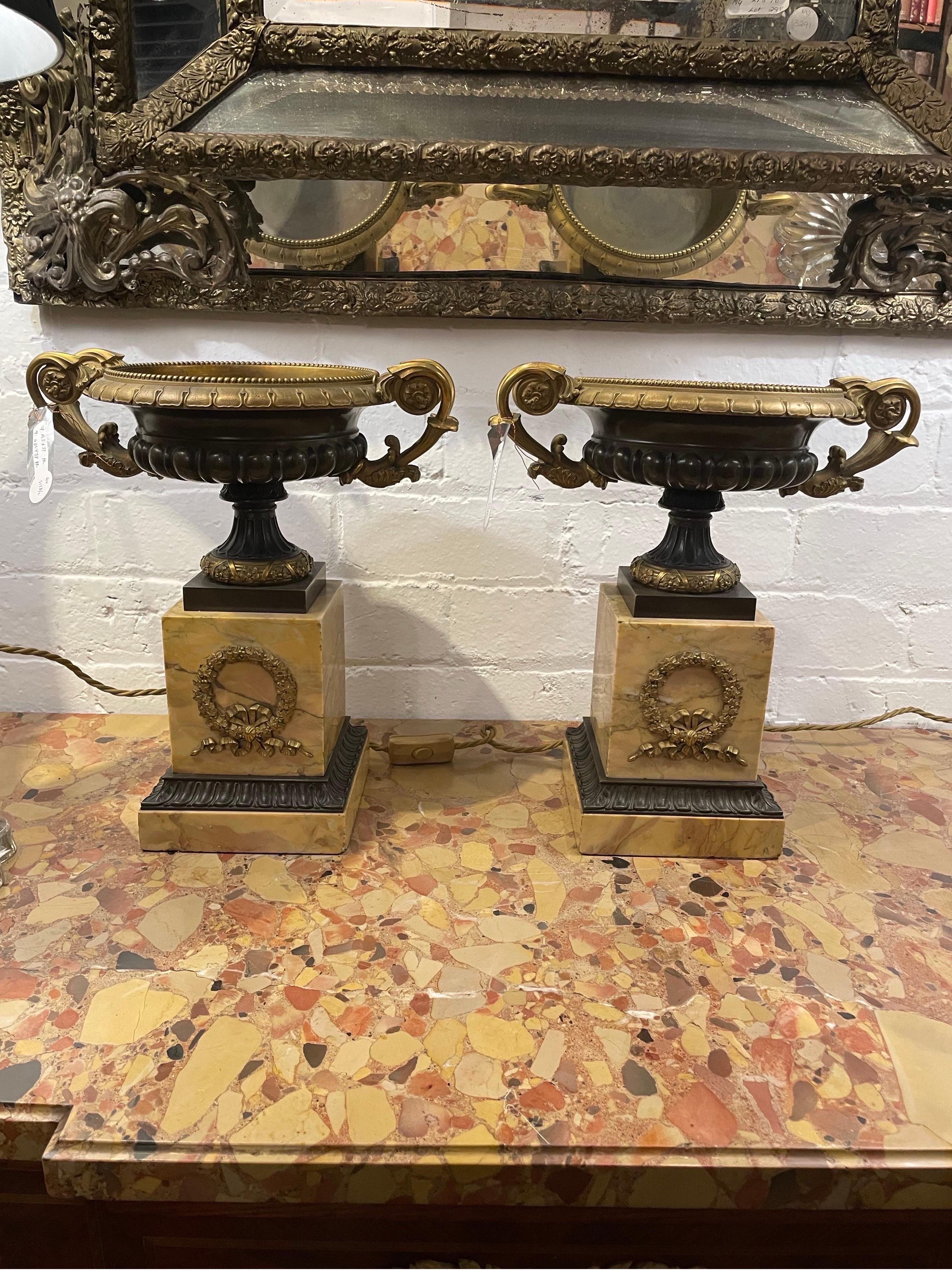 Ein herausragendes Paar neoklassizistischer Urnensockel aus Siena-Marmor, Bronze und vergoldeter Bronze, Frankreich um 1830

Jede Tazza hat eine Schale aus Bronze, einen Rand aus Ormolu und aufrechte Griffe mit Akanthusprofilen, die Schale erhebt