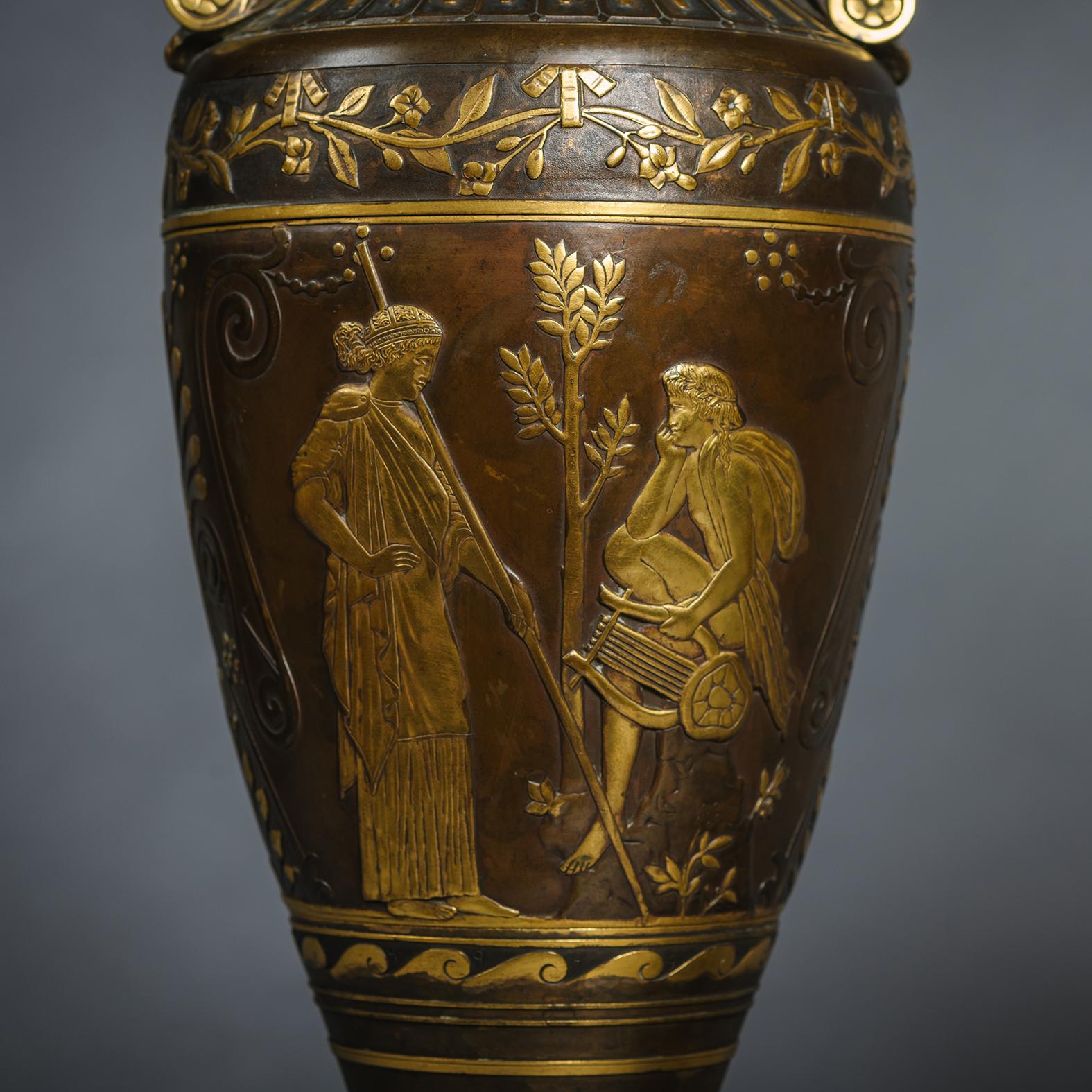 Ein Paar Néo-Grec-Vasen aus vergoldeter und patinierter Bronze, montiert als Lampen (Französisch) im Angebot