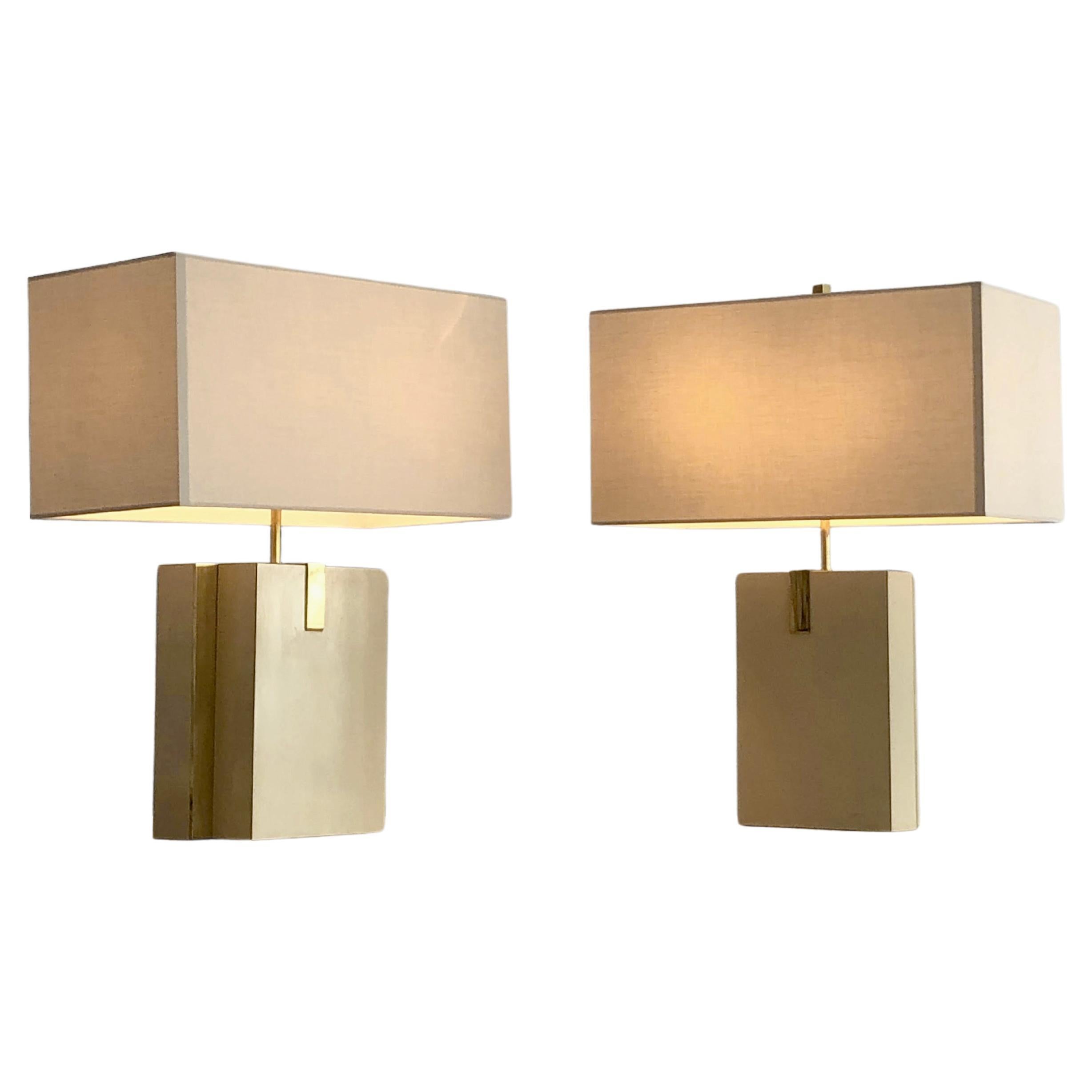 Importante y rigurosa pareja de lámparas de sobremesa, Postmodernistas, Shabby-Chic, Neoclásicas, años 70, composiciones asimétricas de 2 bloques rectangulares de madera chapada en beige, compensados revelando bordes dorados, realzados por