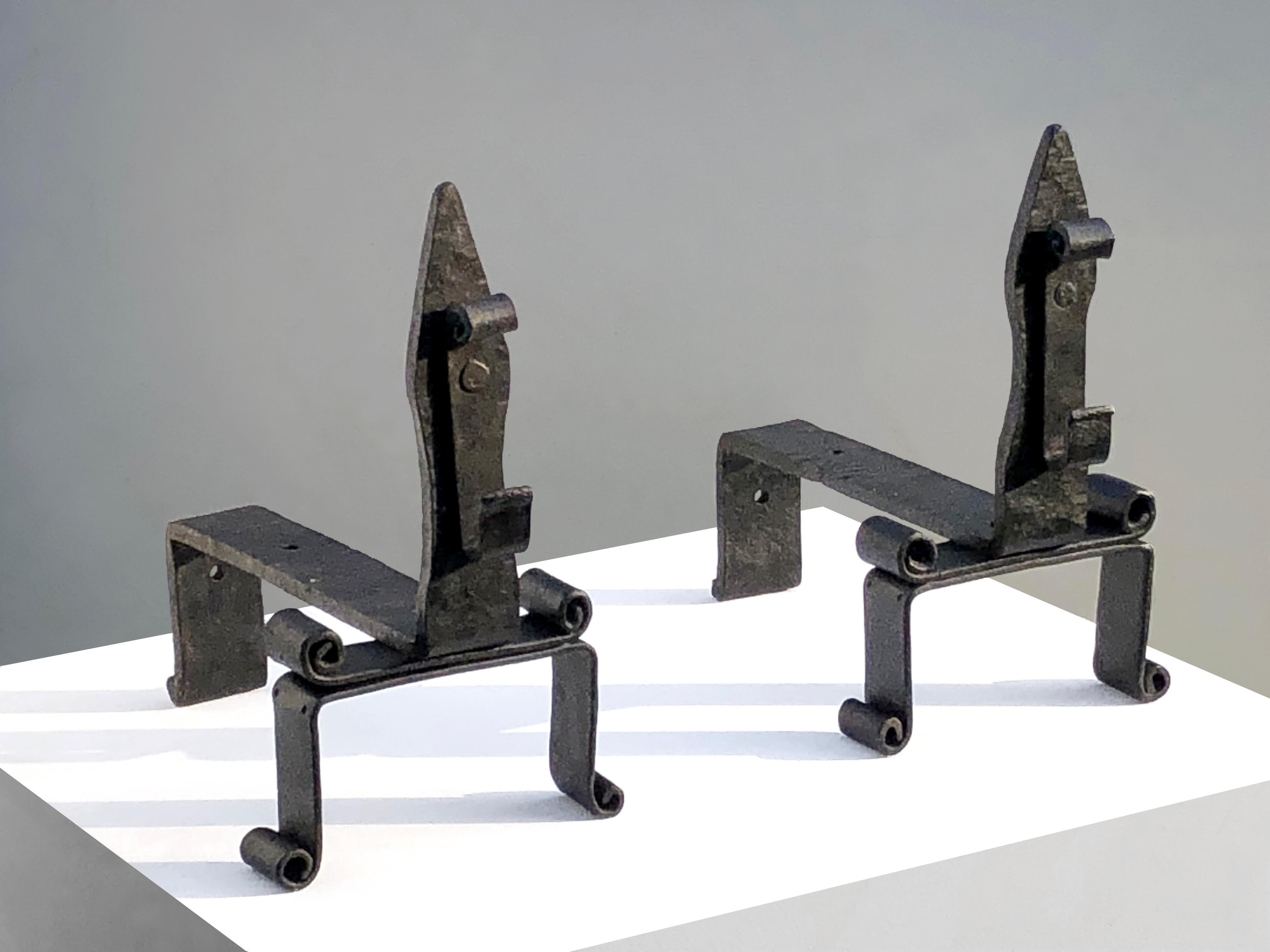Ein Paar schmiedeeiserne ANDIRONS von NEOCLASSICAL BRUTALIST SHABBY-CHIC, Frankreich 1960 im Angebot 1