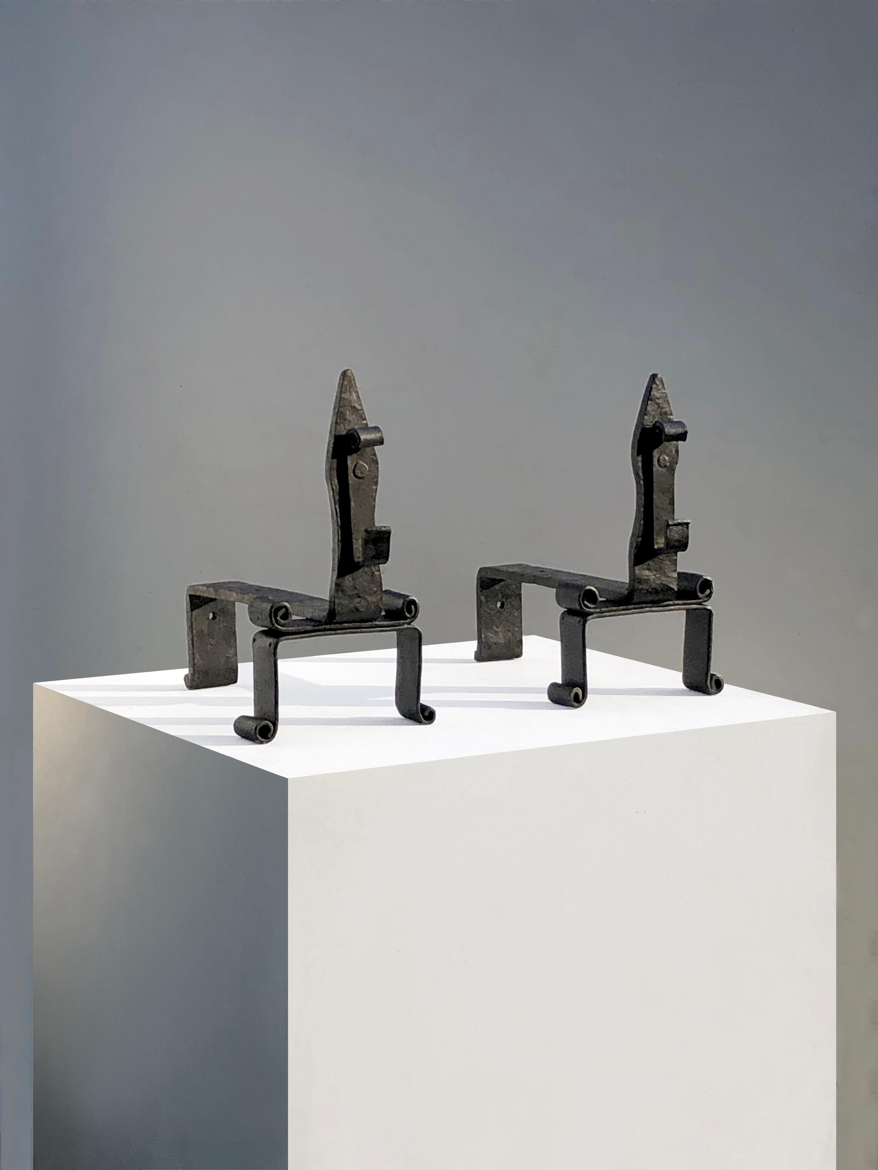 Ein Paar schmiedeeiserne ANDIRONS von NEOCLASSICAL BRUTALIST SHABBY-CHIC, Frankreich 1960 (Brutalismus) im Angebot