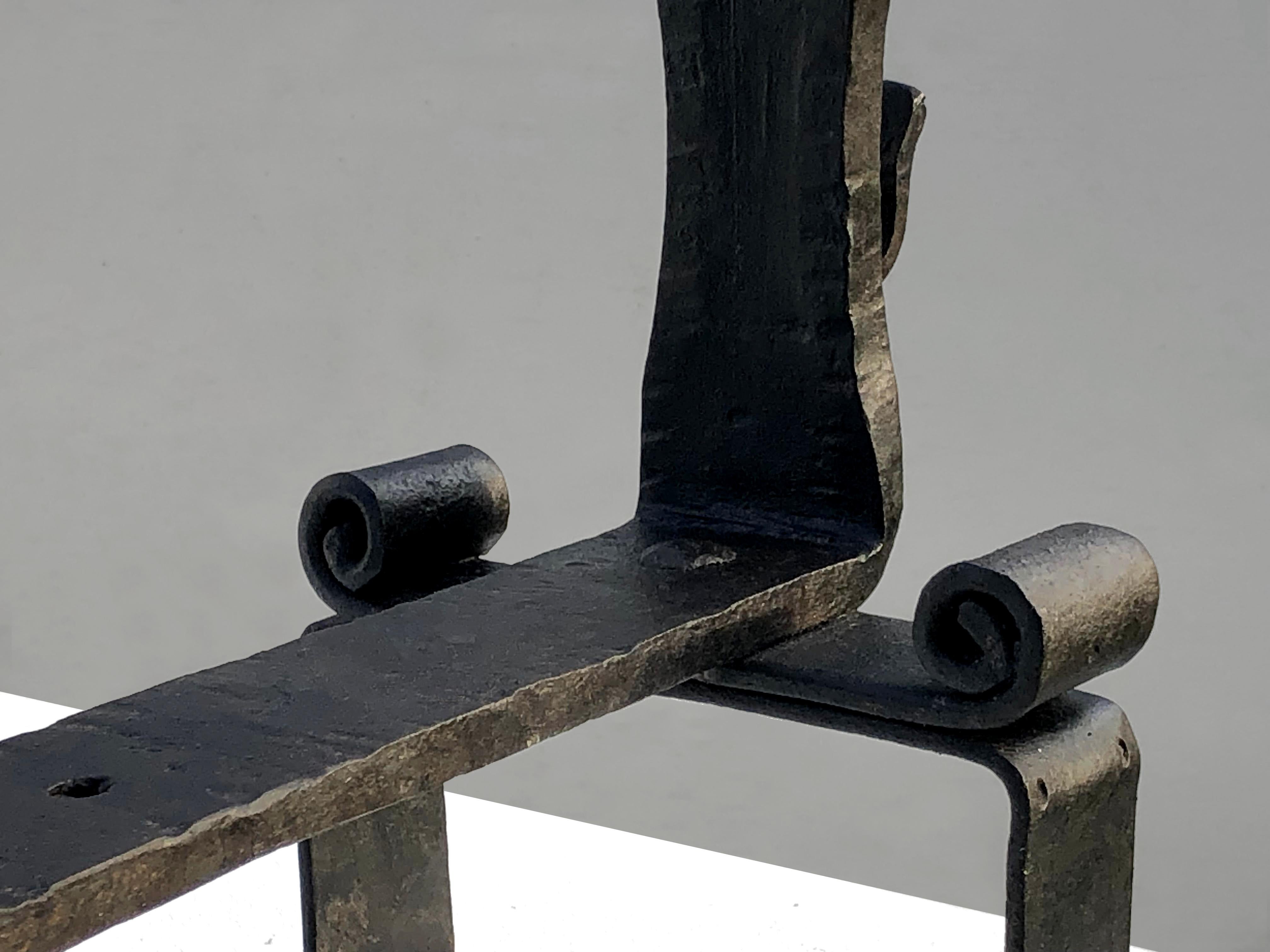 Ein Paar schmiedeeiserne ANDIRONS von NEOCLASSICAL BRUTALIST SHABBY-CHIC, Frankreich 1960 im Angebot 2