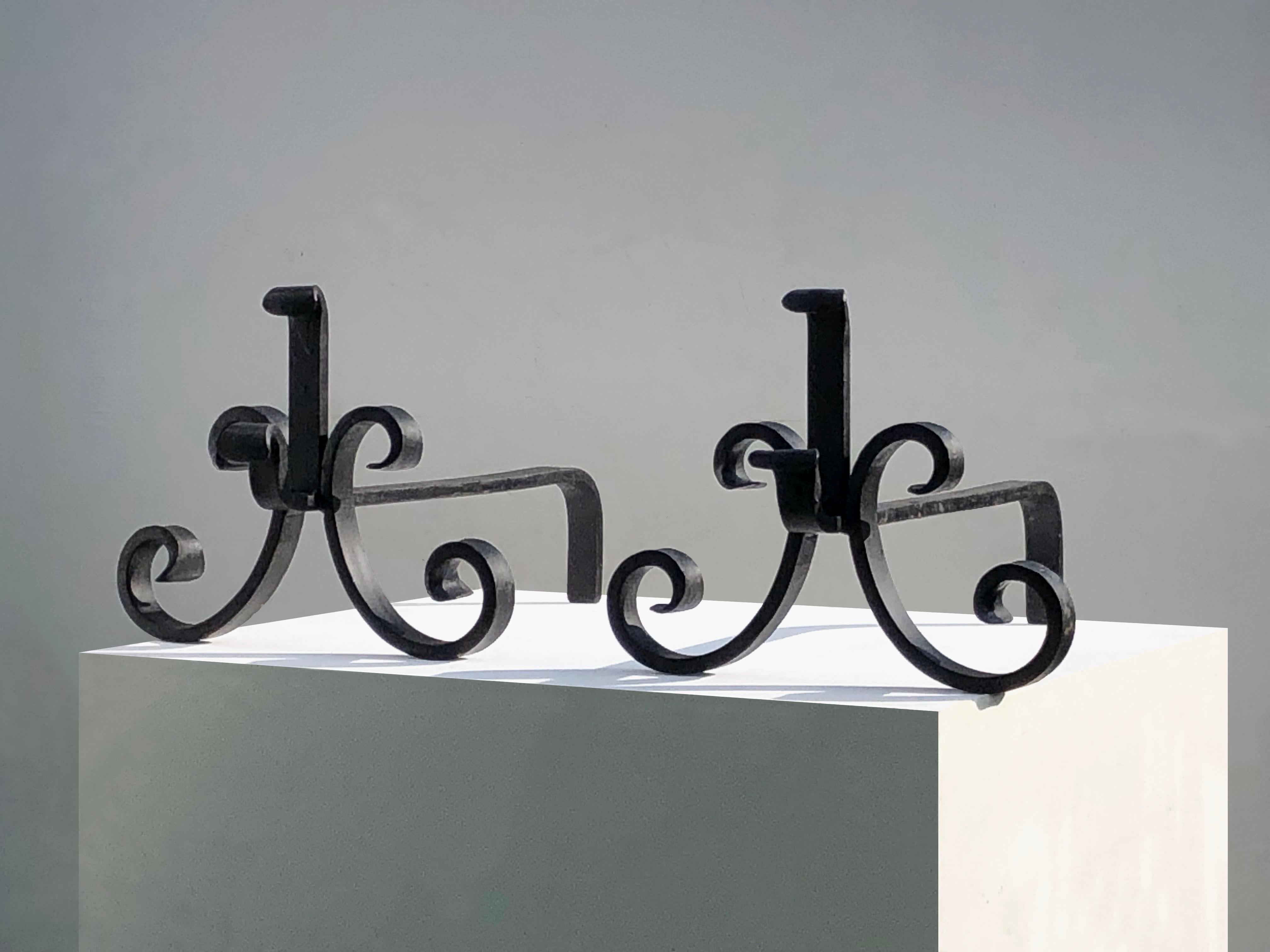 Paire d'ANDIRONS BRUTALISTES NEOCLASSIIQUES SHABBY-CHIC Wrought Iron, France 1960 Bon état - En vente à PARIS, FR