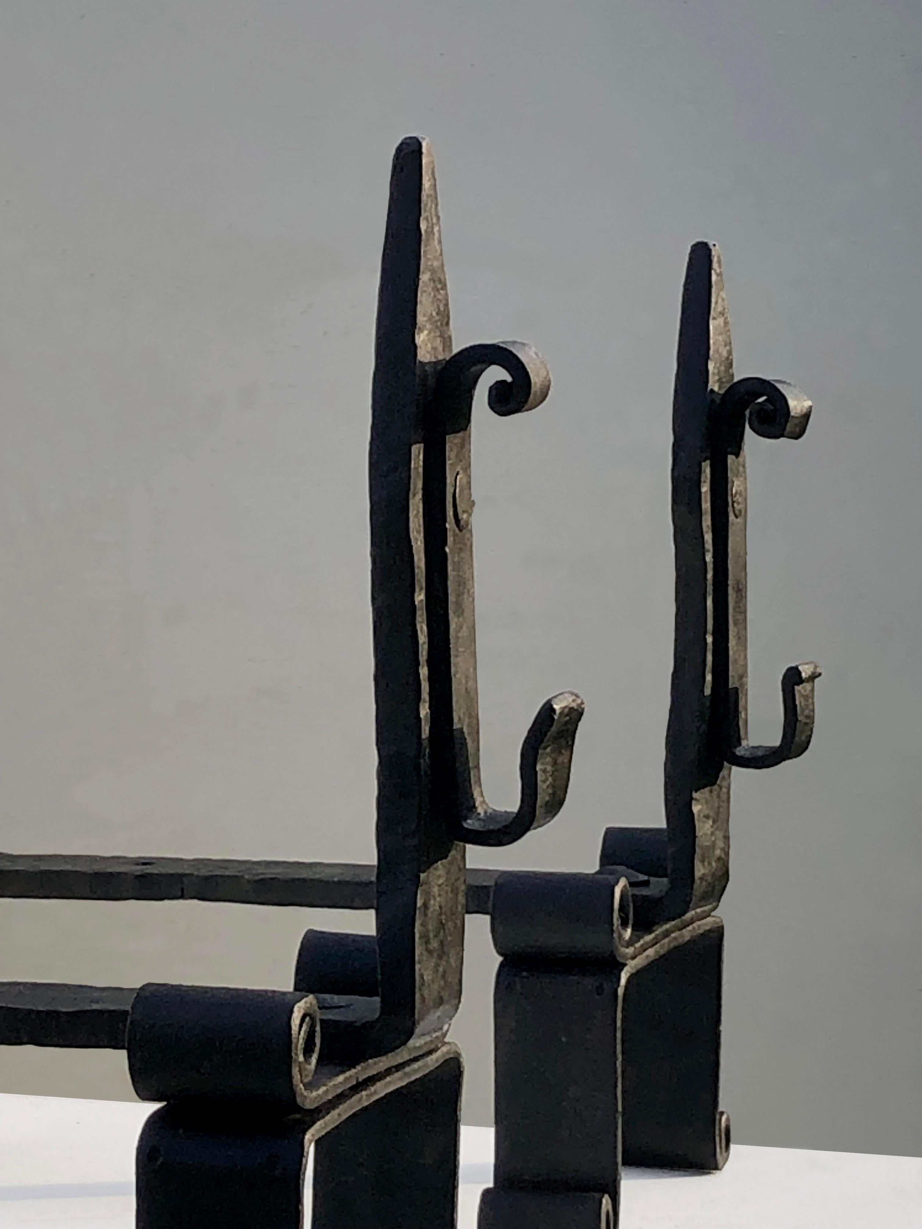 Ein Paar schmiedeeiserne ANDIRONS von NEOCLASSICAL BRUTALIST SHABBY-CHIC, Frankreich 1960 (Französisch) im Angebot