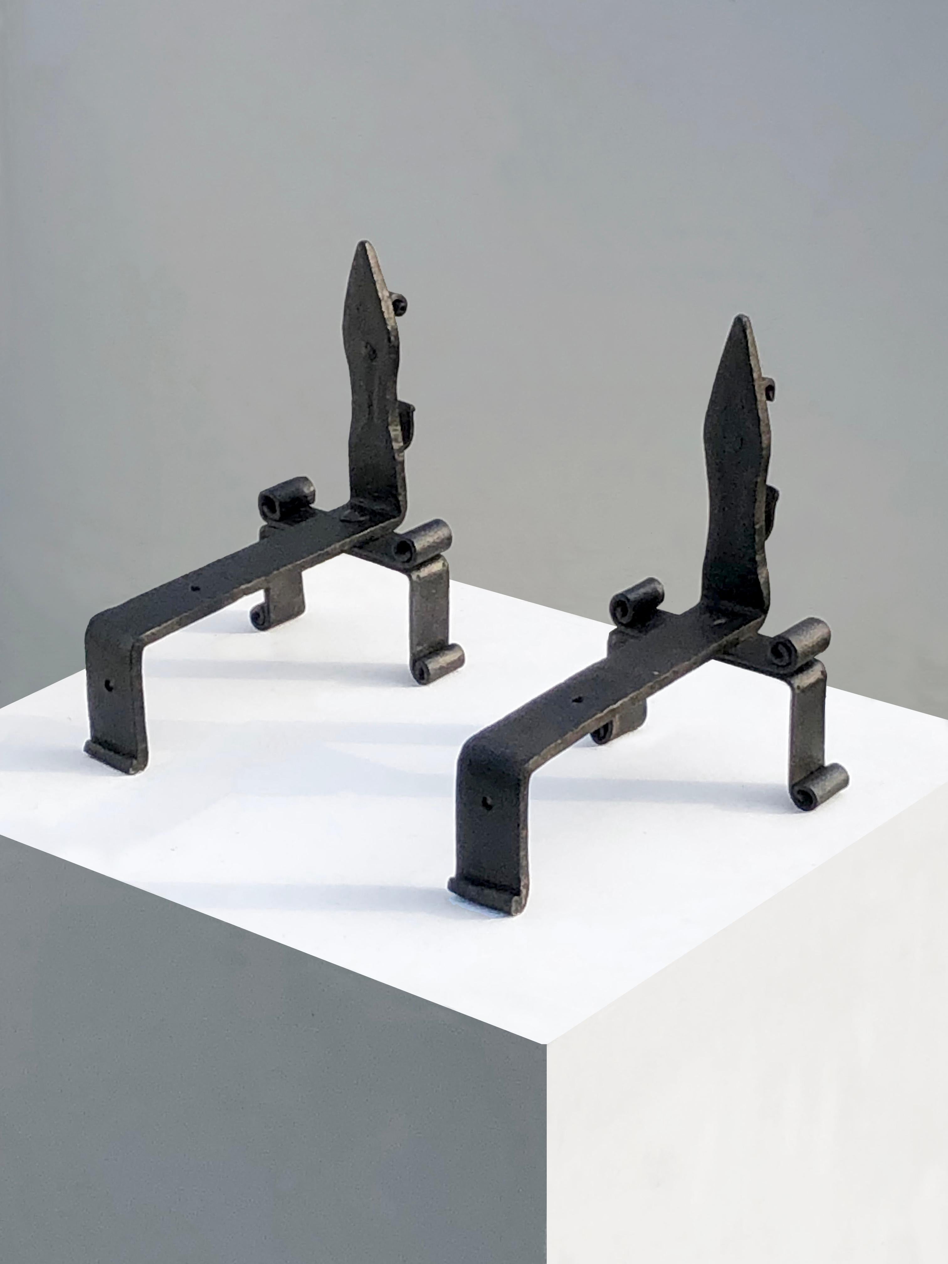 Ein Paar schmiedeeiserne ANDIRONS von NEOCLASSICAL BRUTALIST SHABBY-CHIC, Frankreich 1960 im Zustand „Gut“ im Angebot in PARIS, FR