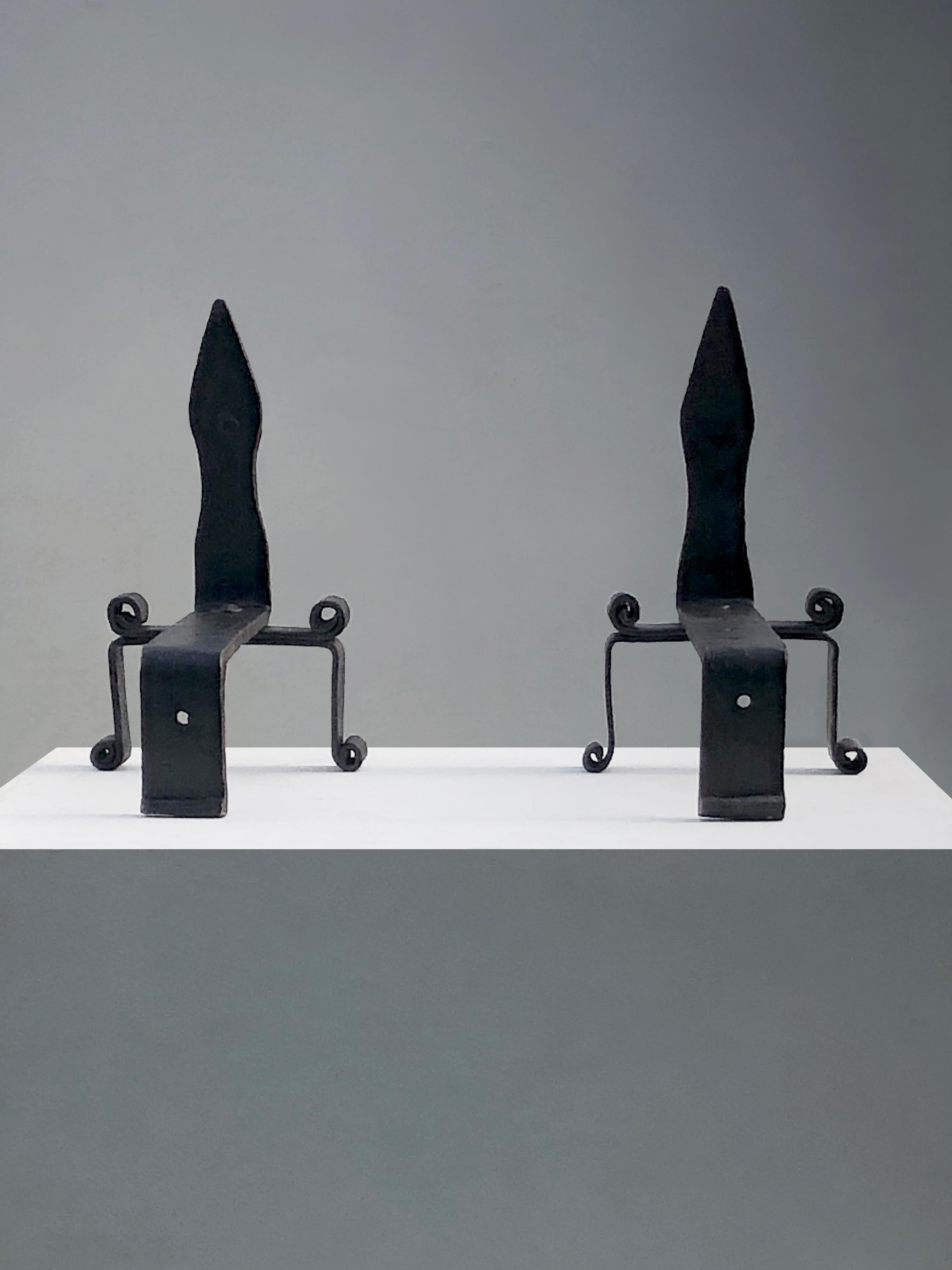 Ein Paar schmiedeeiserne ANDIRONS von NEOCLASSICAL BRUTALIST SHABBY-CHIC, Frankreich 1960 im Angebot 3