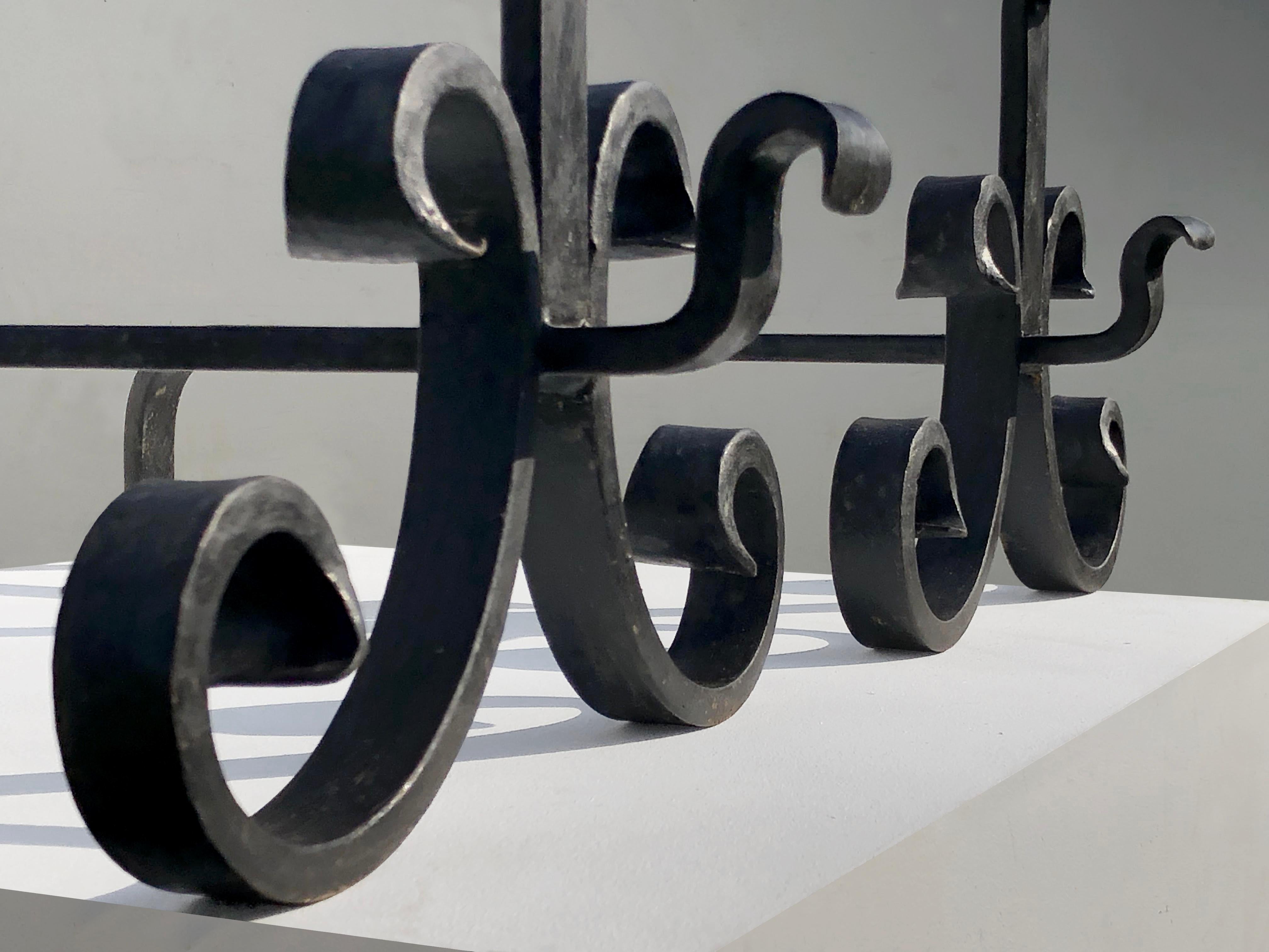 Paire d'ANDIRONS BRUTALISTES NEOCLASSIIQUES SHABBY-CHIC Wrought Iron, France 1960 en vente 3