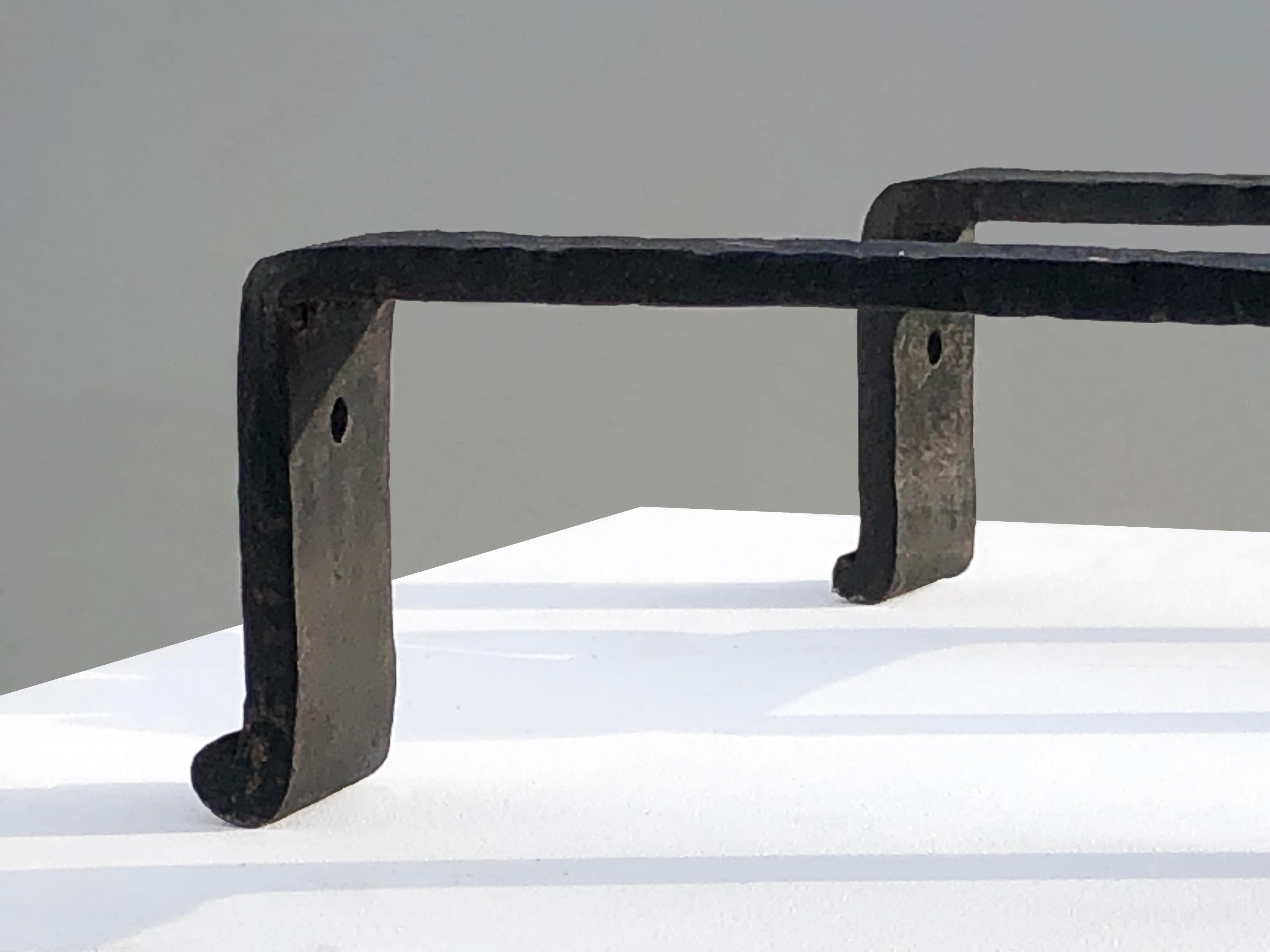 Ein Paar schmiedeeiserne ANDIRONS von NEOCLASSICAL BRUTALIST SHABBY-CHIC, Frankreich 1960 (Schmiedeeisen) im Angebot