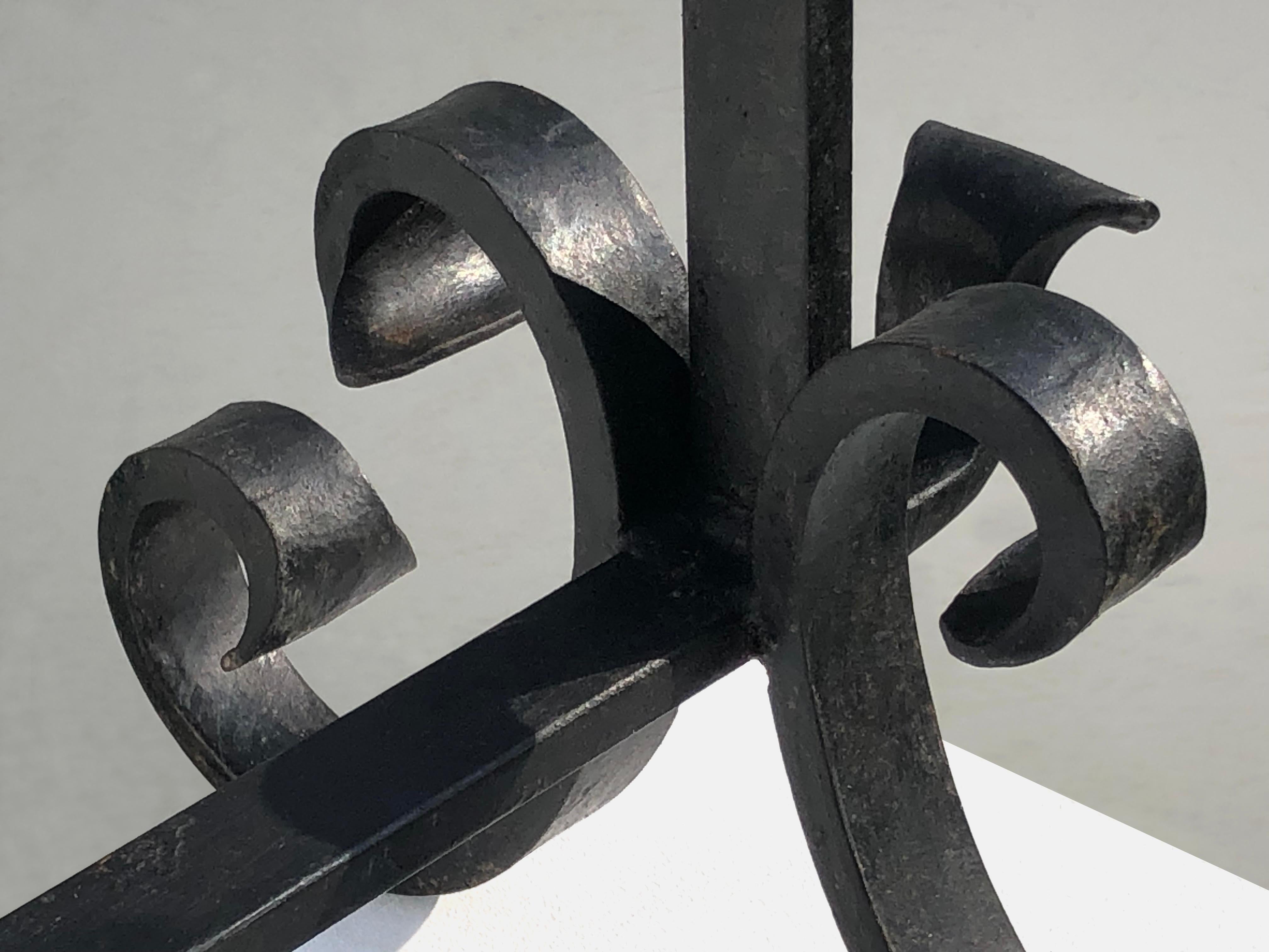 Paire d'ANDIRONS BRUTALISTES NEOCLASSIIQUES SHABBY-CHIC Wrought Iron, France 1960 en vente 2