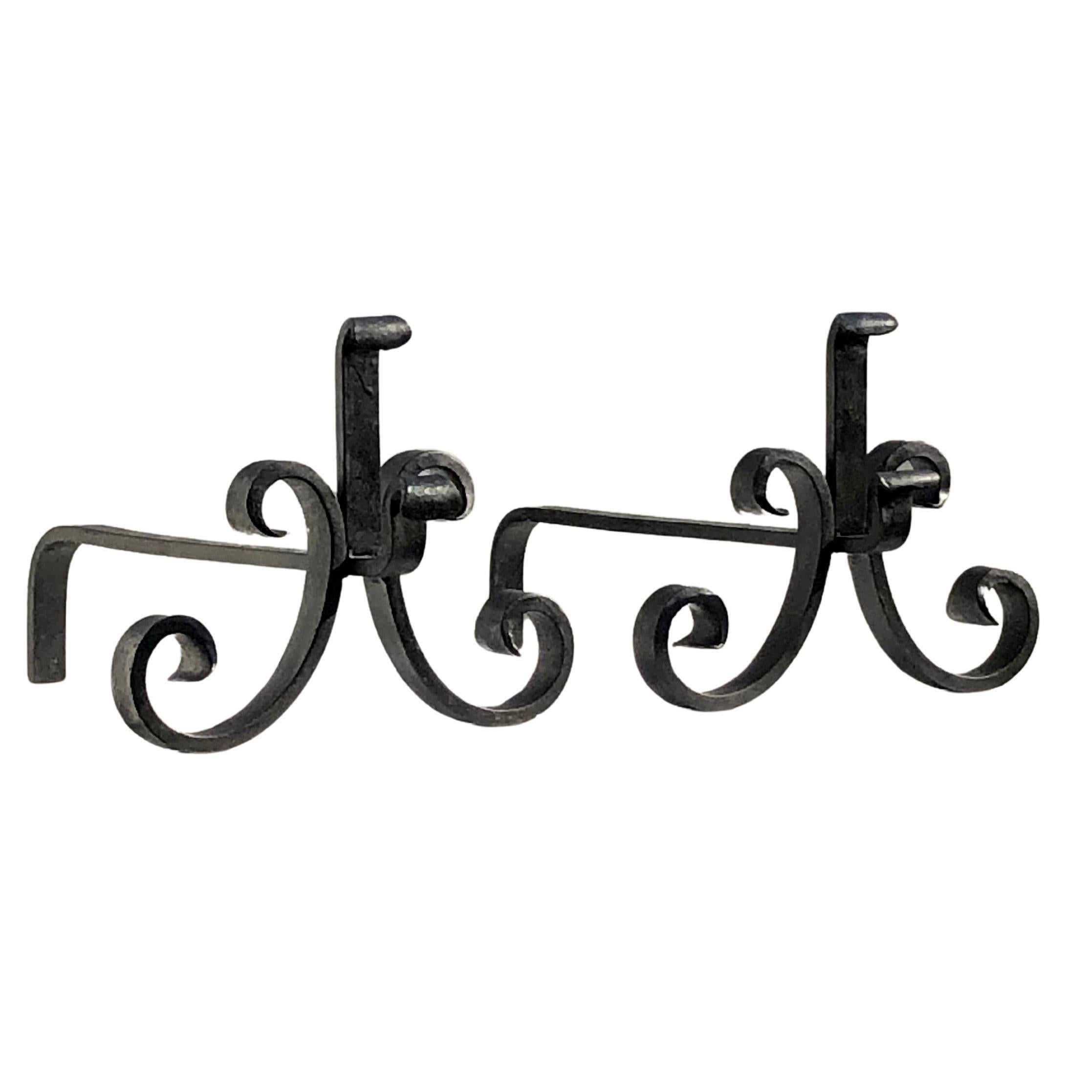 Ein Paar schmiedeeiserne ANDIRONS von NEOCLASSICAL BRUTALIST SHABBY-CHIC, Frankreich 1960