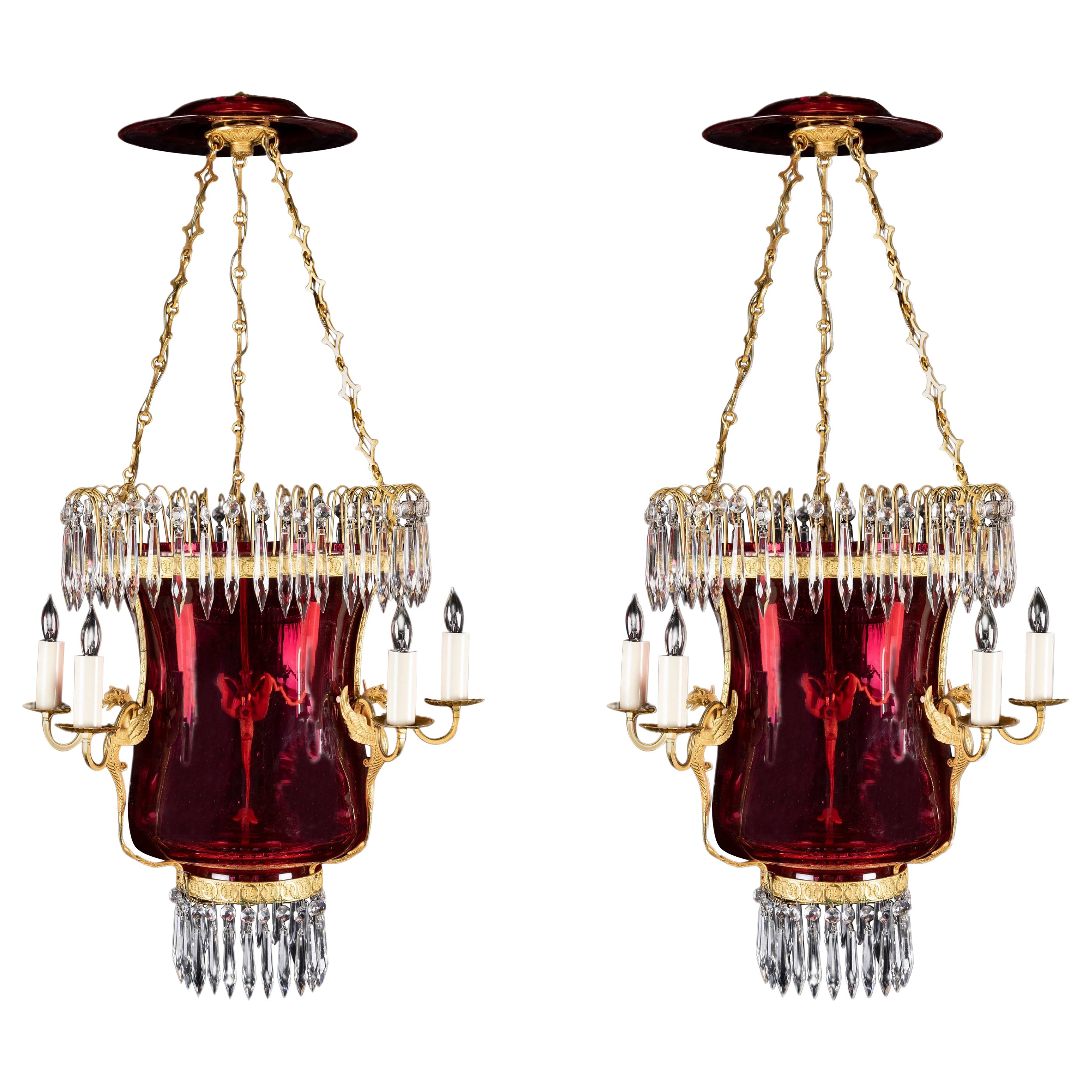 Paire de lustres de lanternes néoclassiques en verre canneberge et bronze doré