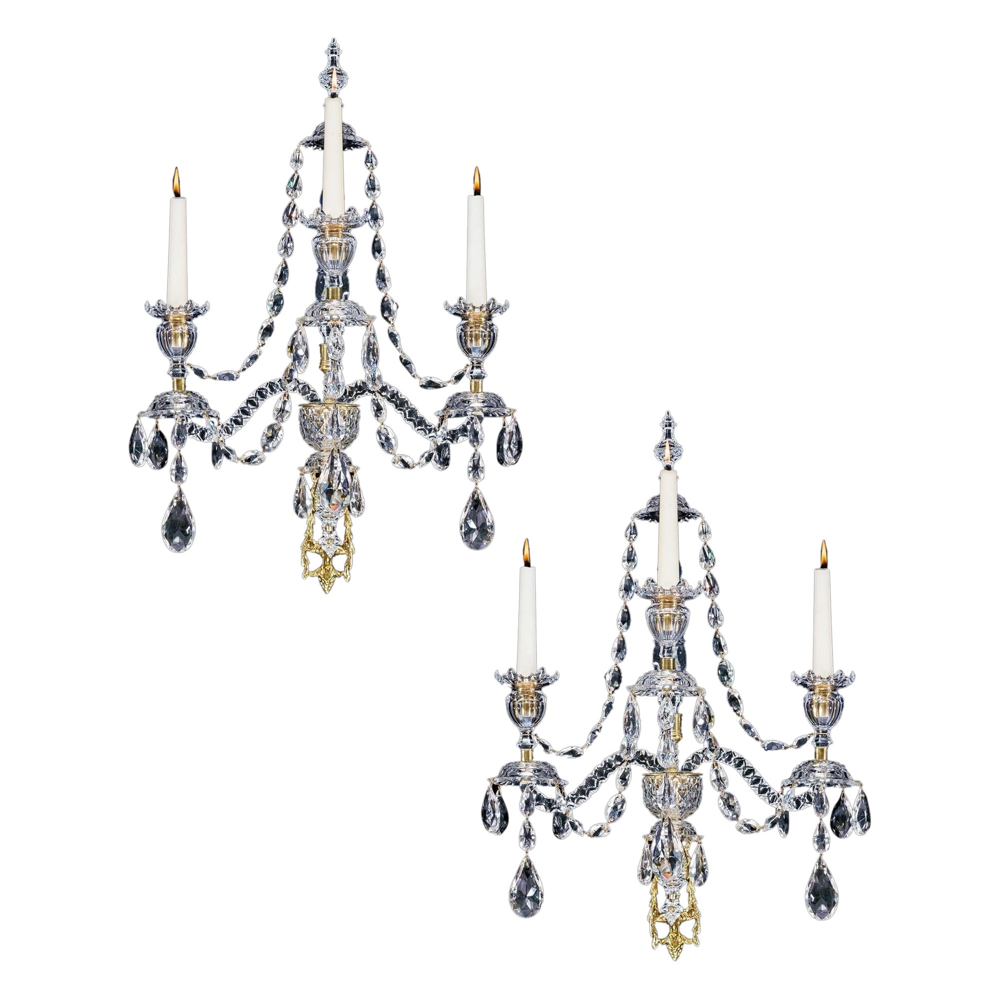 Paire de lampes murales néoclassiques en verre taillé attribuées à Werner & Mieth