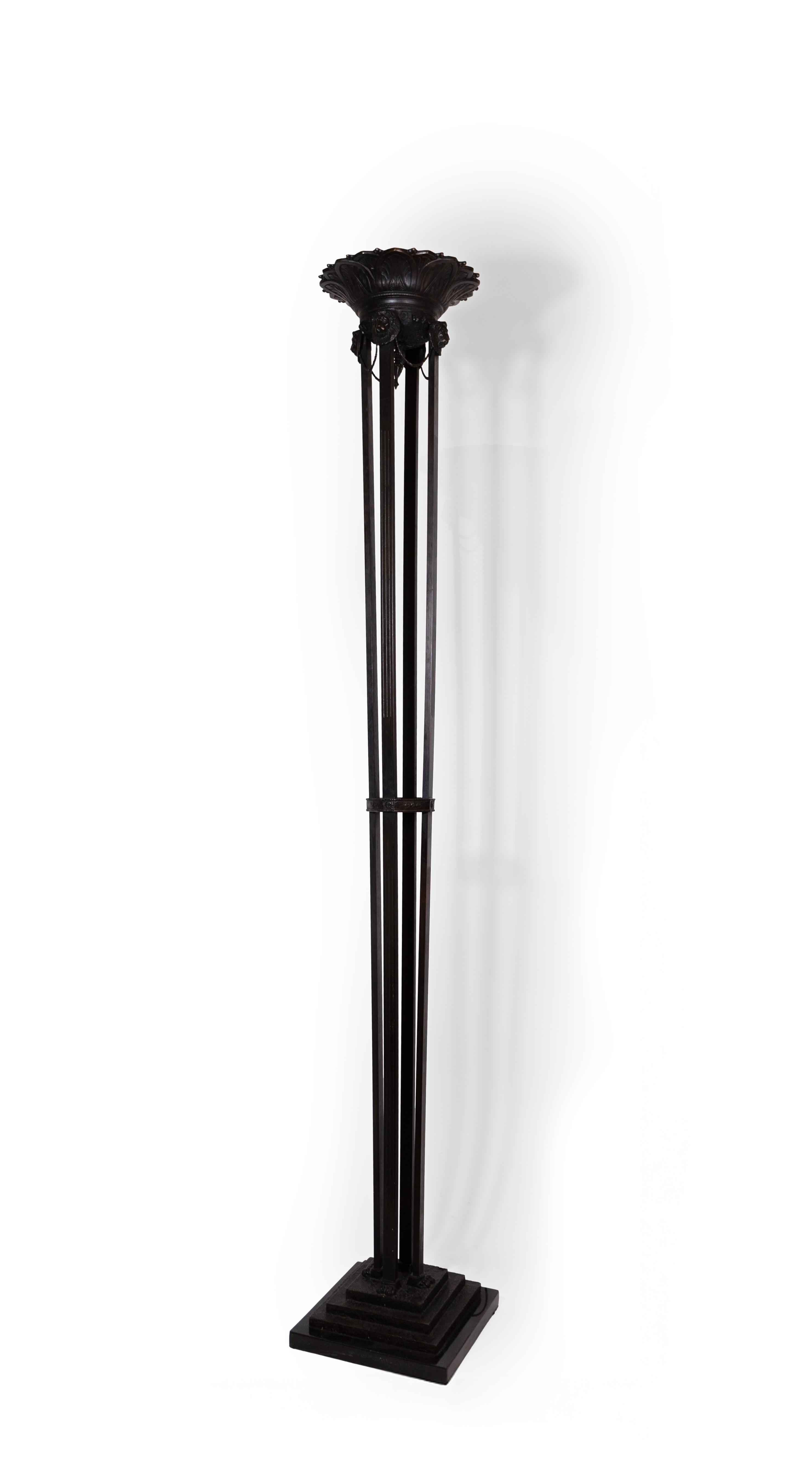 Paire de torchères de style néoclassique. Le design d'inspiration pompéienne présente une coupe peu profonde soutenue par quatre éléments verticaux atténués avec un étirement rond sur une base en marbre. La parabole dissimule une prise moyenne