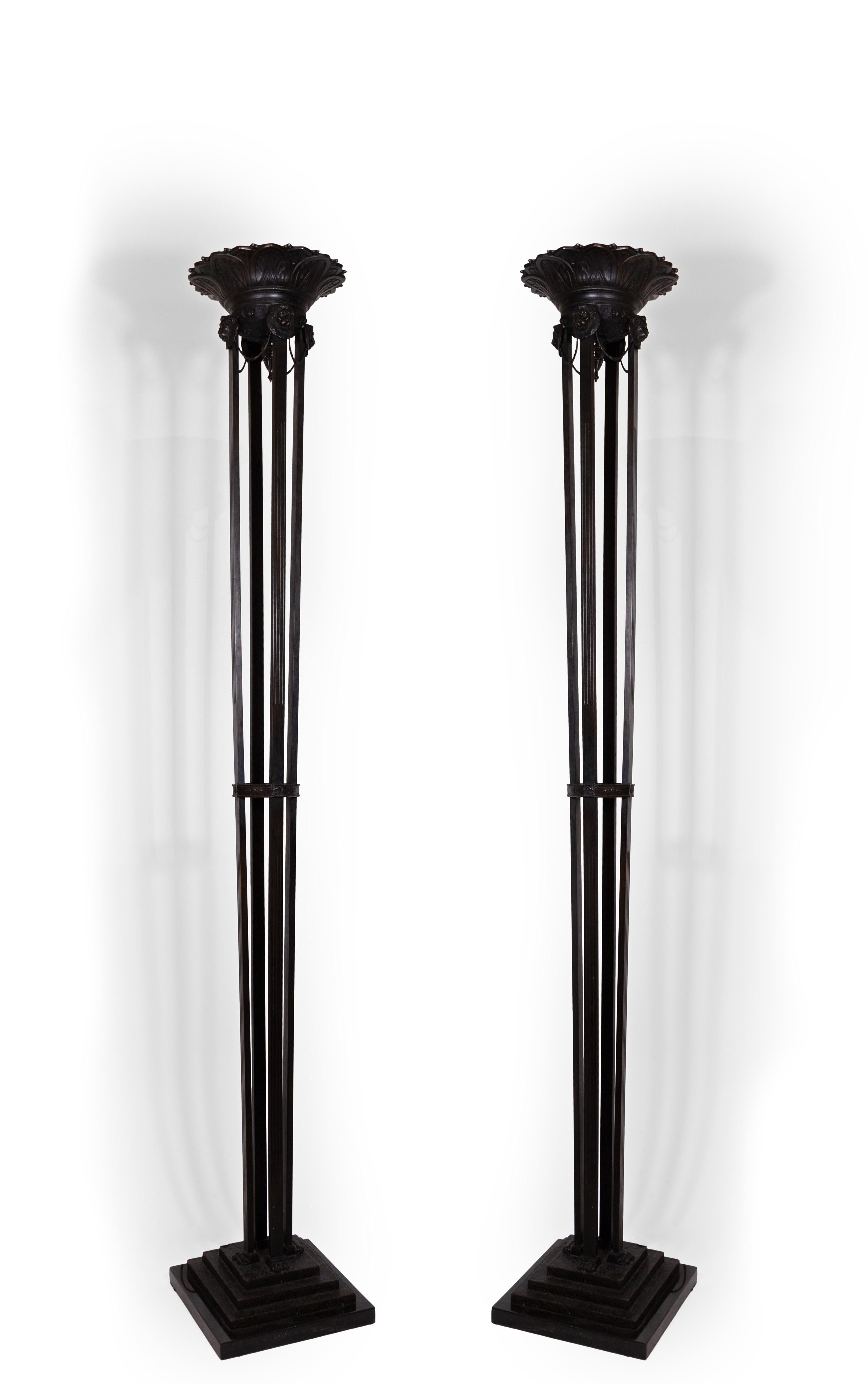 Paire de torchères de design néoclassique en vente 2