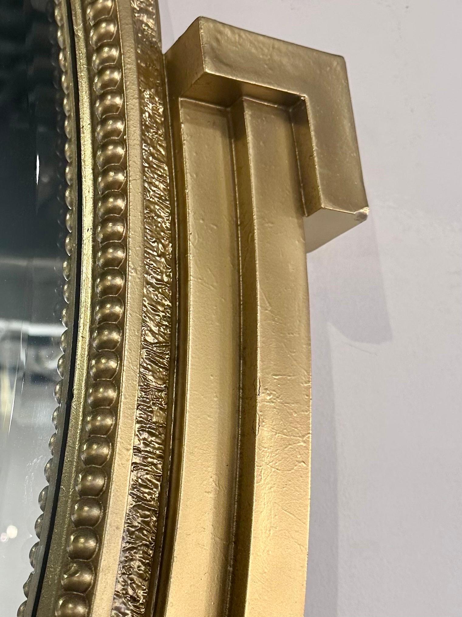 Une superbe paire de cadres ovales néoclassiques français en bois doré avec miroirs biseautés. Ces deux pièces élégantes sont en très bon état et prêtes à être accrochées. 