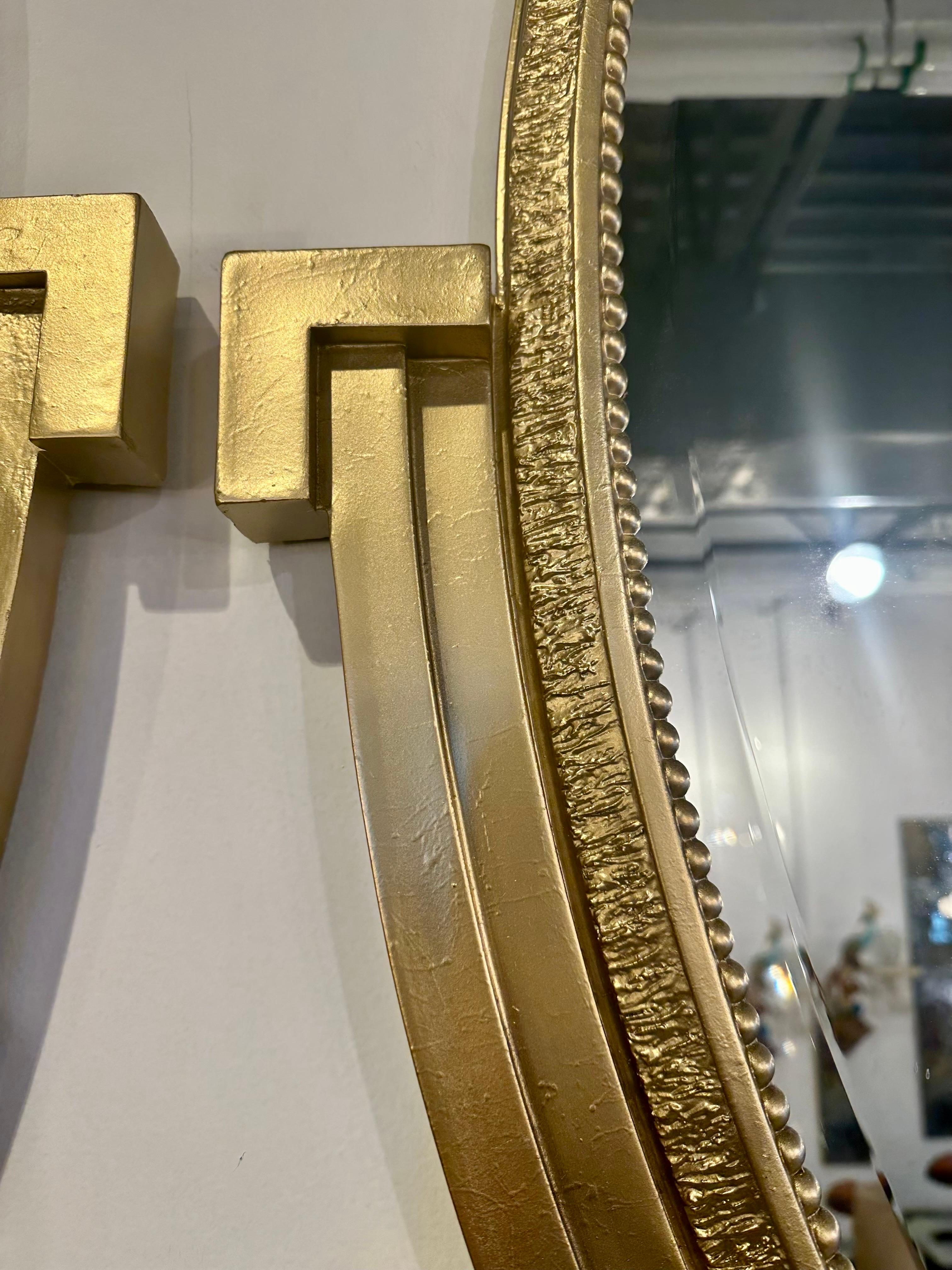20ième siècle Paire de miroirs ovales néoclassiques en bois doré en vente