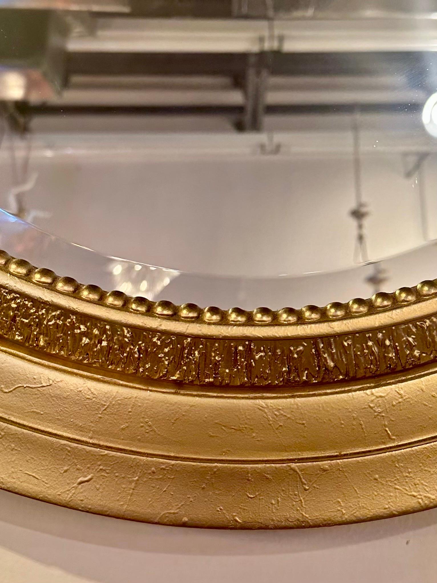 Miroir Paire de miroirs ovales néoclassiques en bois doré en vente