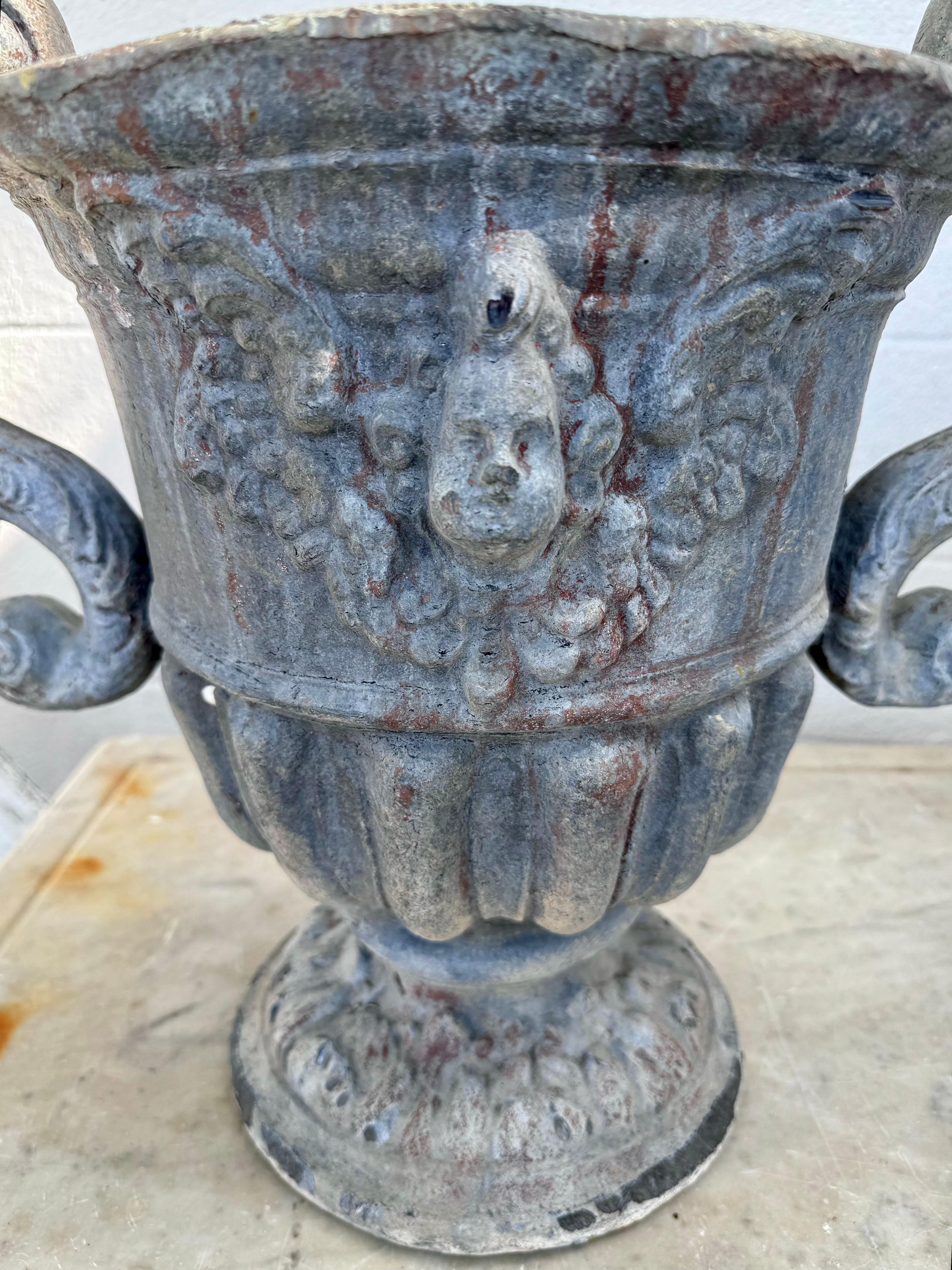 XIX secolo Coppia di fioriere in piombo neoclassiche in vendita