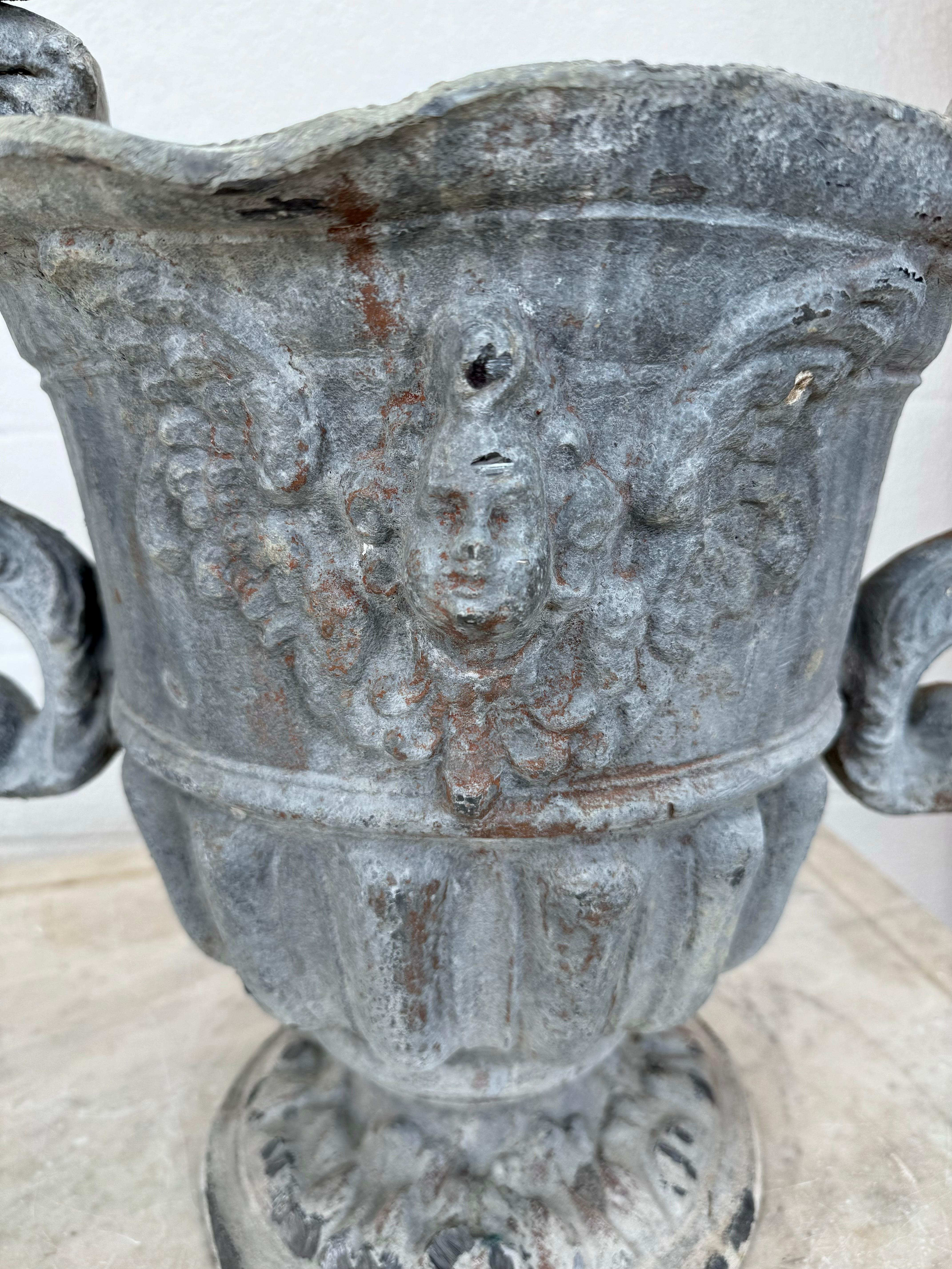 Coppia di fioriere in piombo neoclassiche in vendita 1