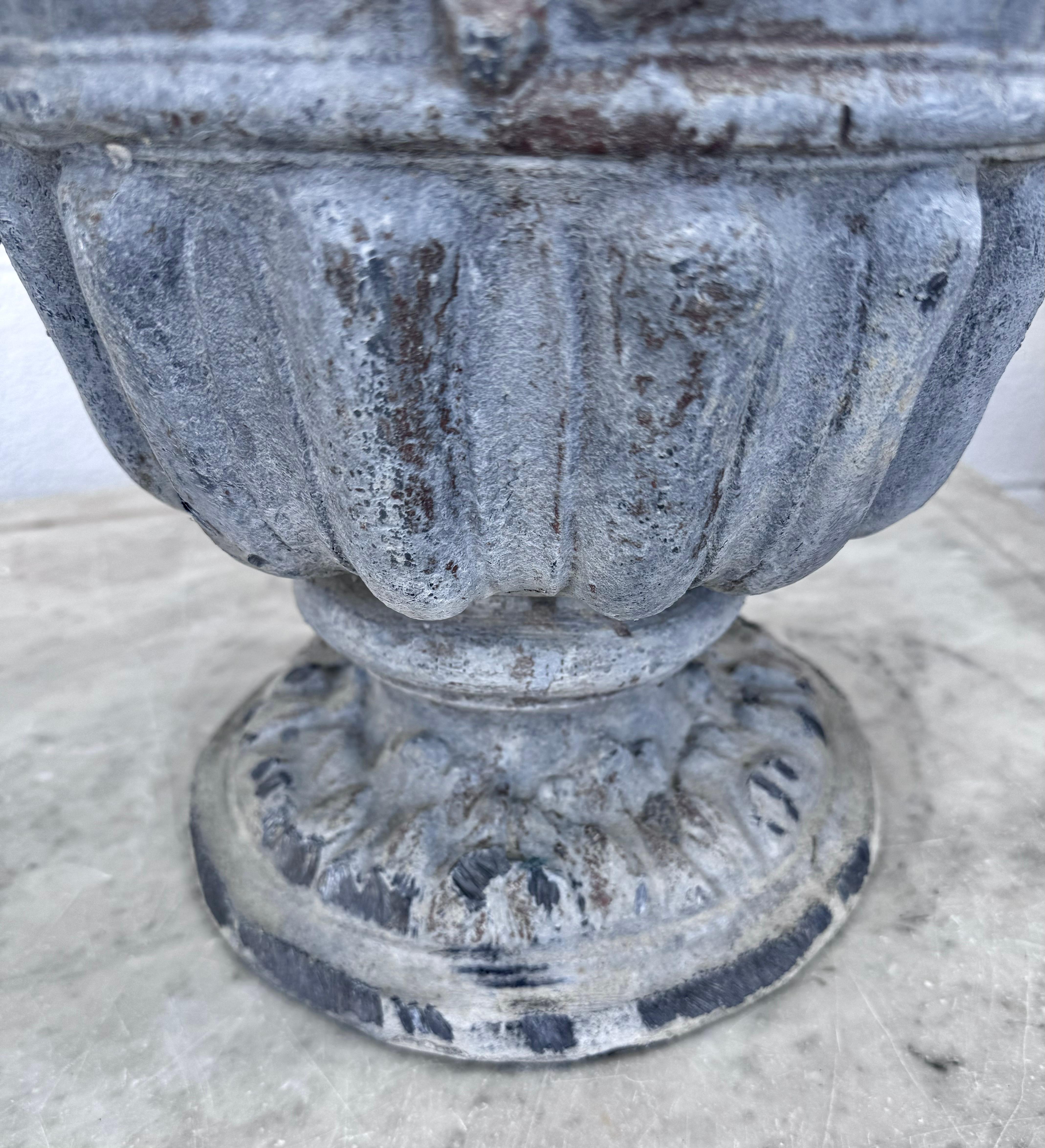 Coppia di fioriere in piombo neoclassiche in vendita 2