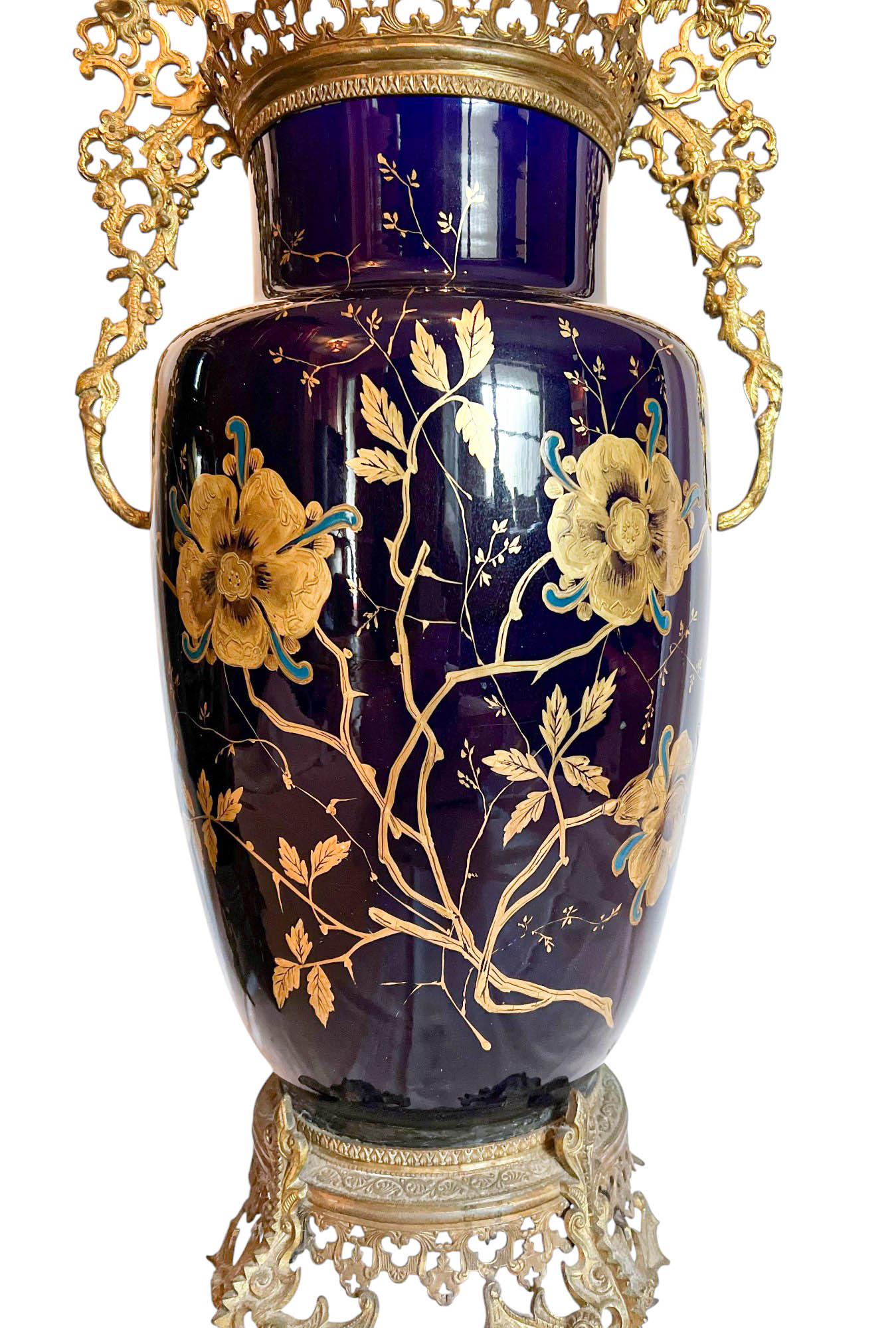 Coppia di vasi neoclassici in porcellana di cobalto con montatura in ormolu in vendita 4