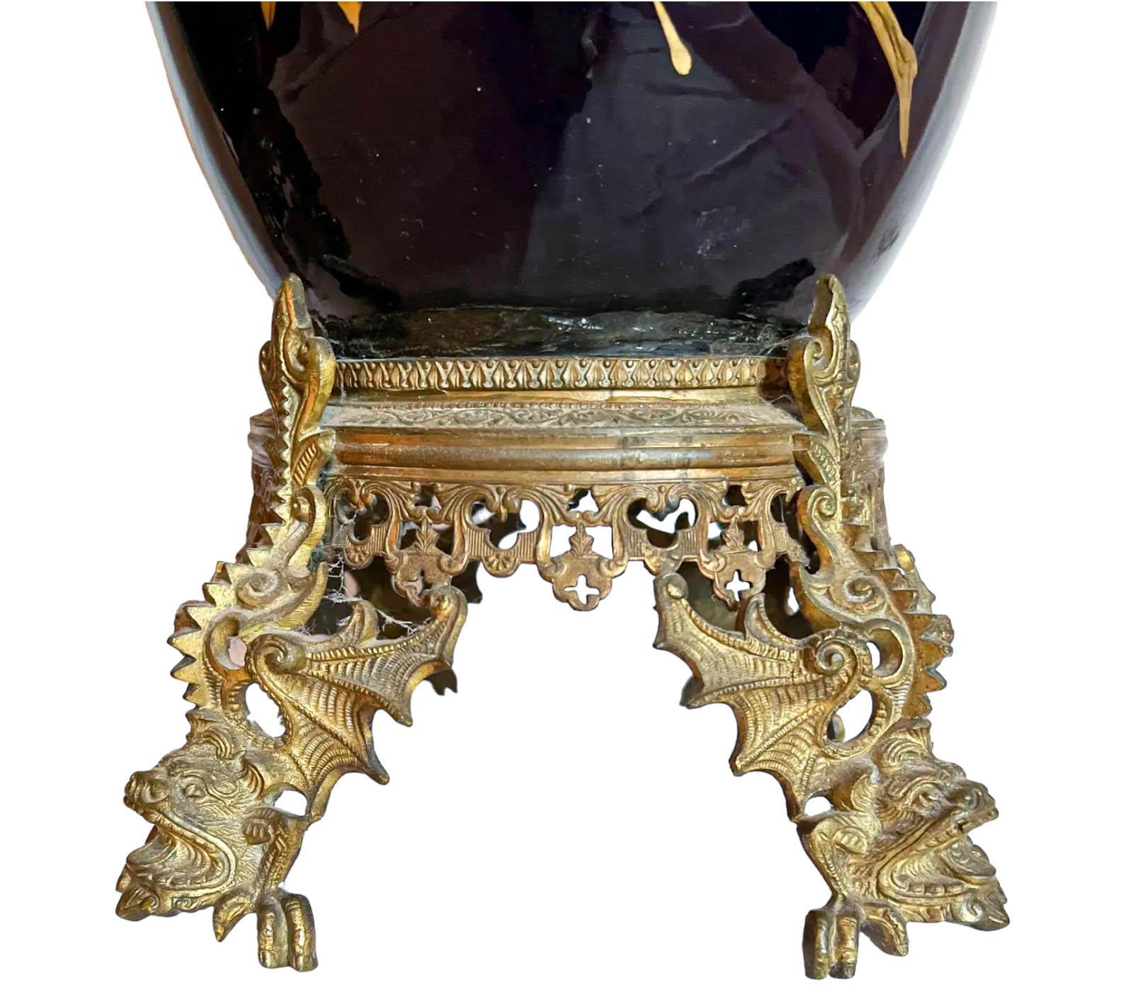 Coppia di vasi neoclassici in porcellana di cobalto con montatura in ormolu in vendita 5