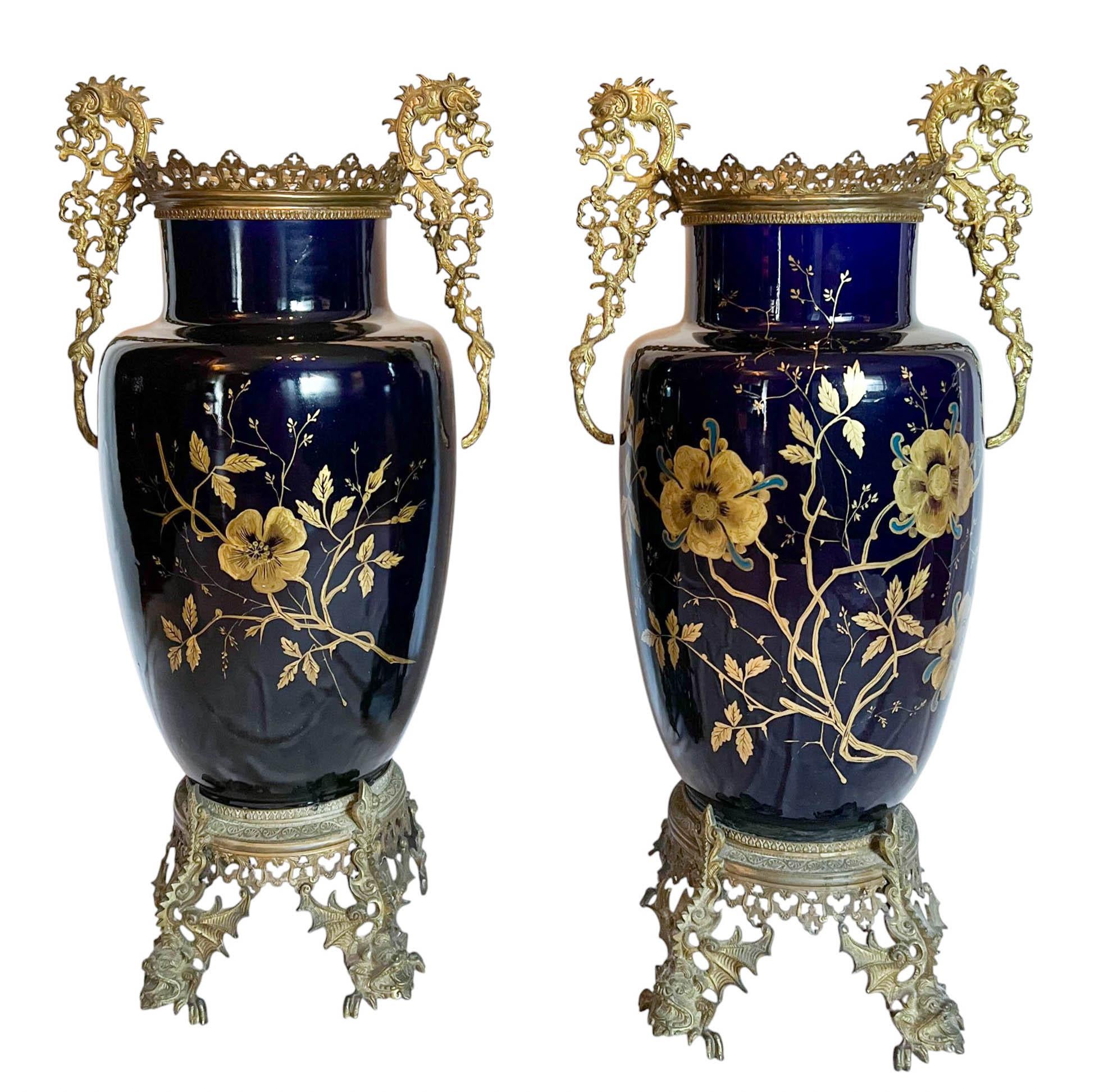 Smaltato Coppia di vasi neoclassici in porcellana di cobalto con montatura in ormolu in vendita