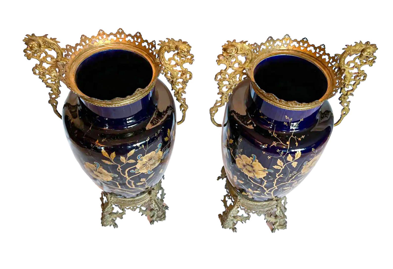 Coppia di vasi neoclassici in porcellana di cobalto con montatura in ormolu In condizioni buone in vendita a North Palm Beach, FL