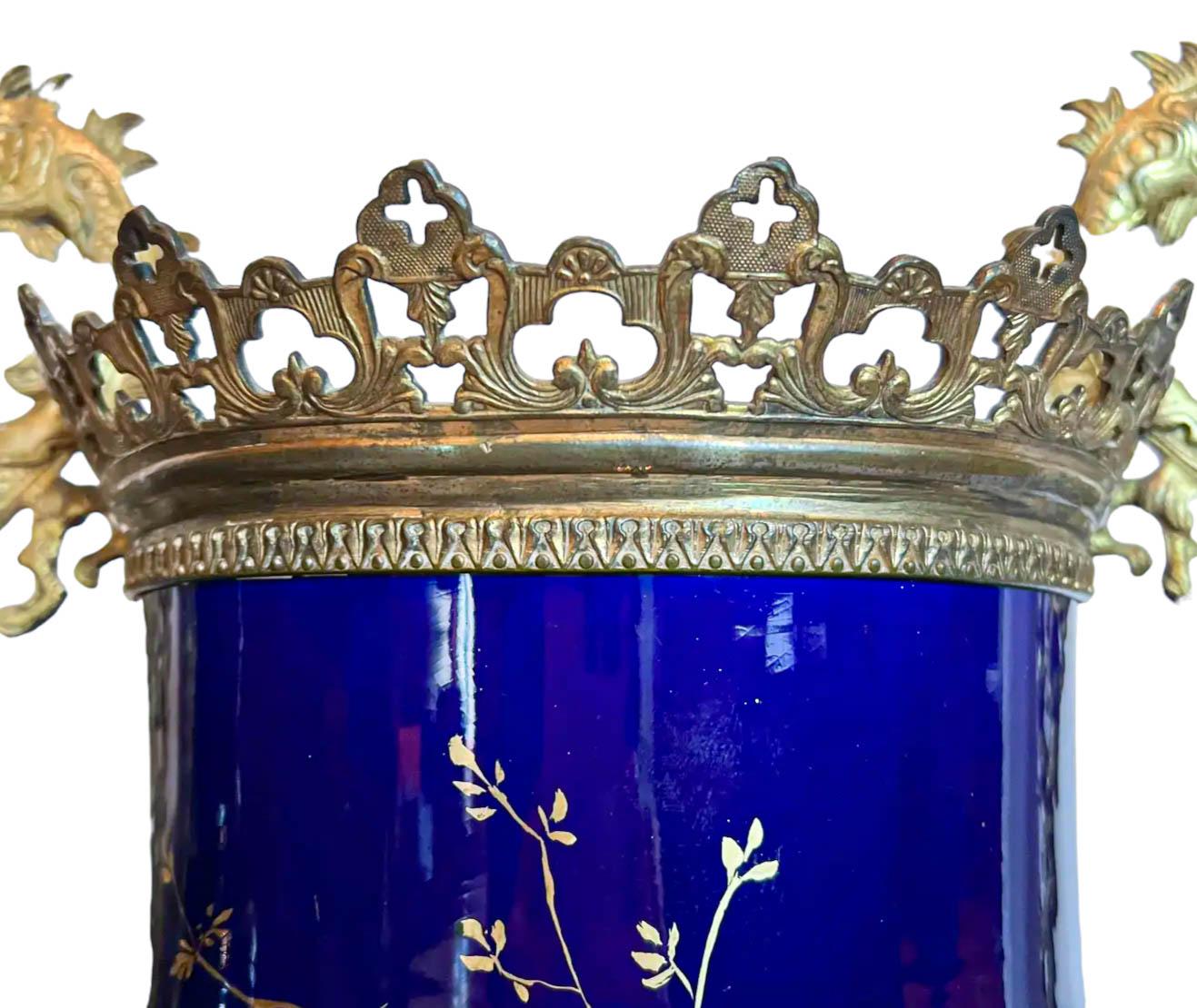 XX secolo Coppia di vasi neoclassici in porcellana di cobalto con montatura in ormolu in vendita