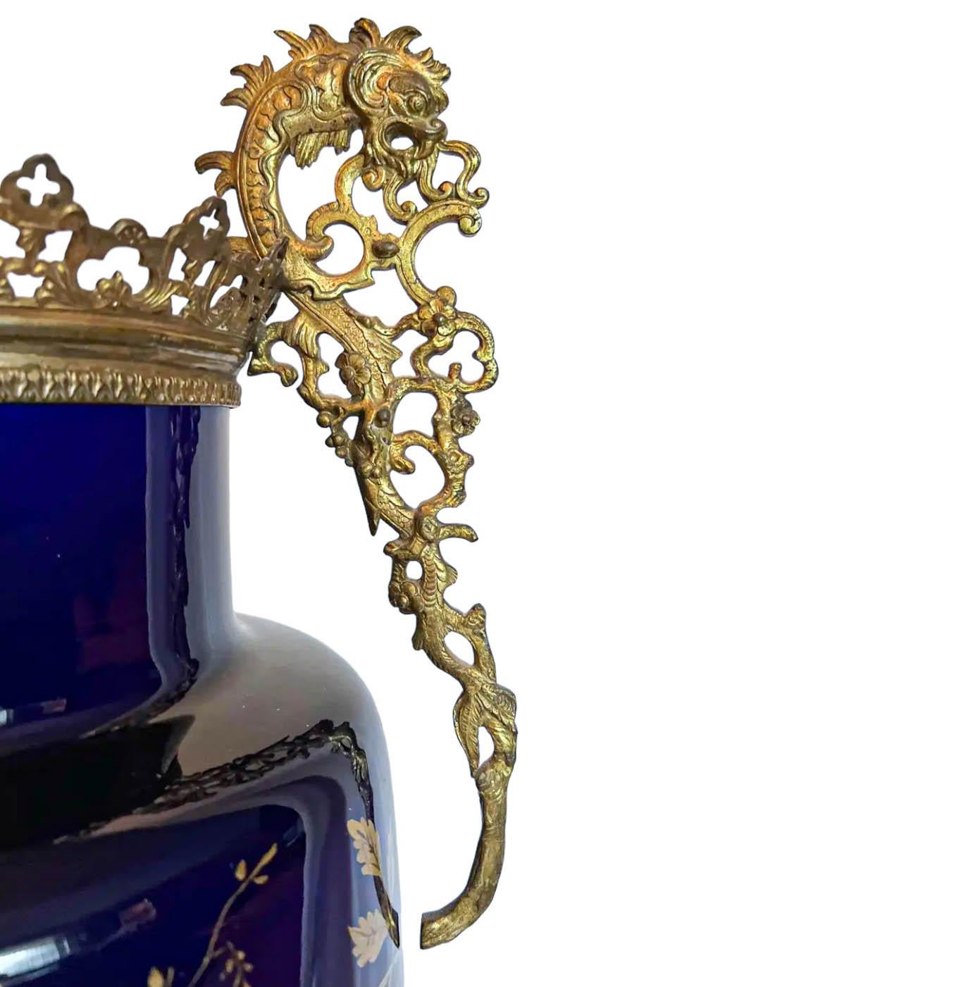 Porcellana Coppia di vasi neoclassici in porcellana di cobalto con montatura in ormolu in vendita