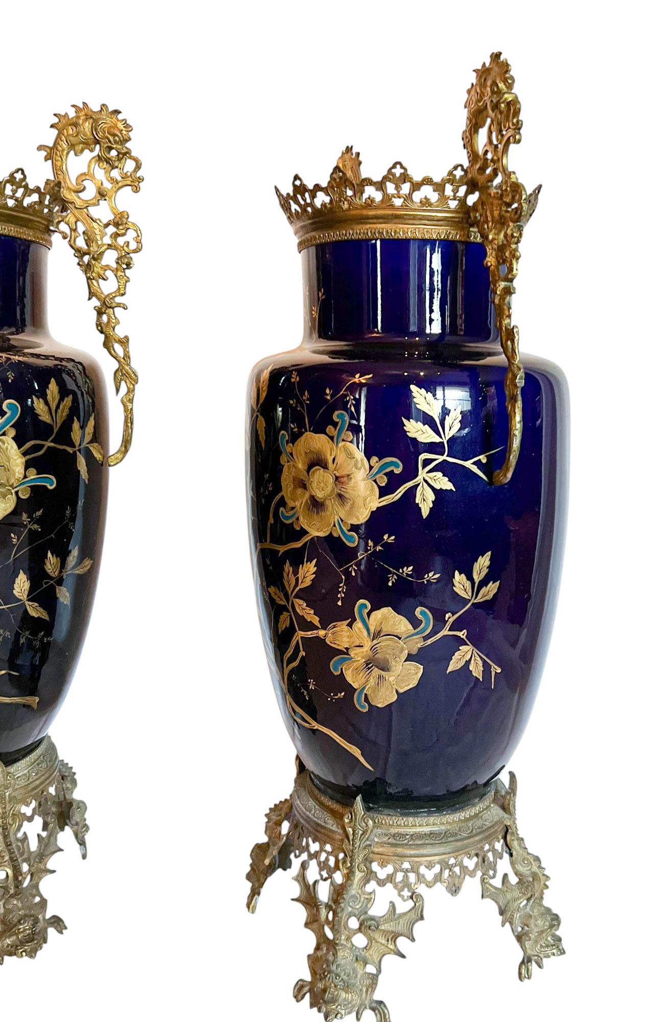 Coppia di vasi neoclassici in porcellana di cobalto con montatura in ormolu in vendita 1