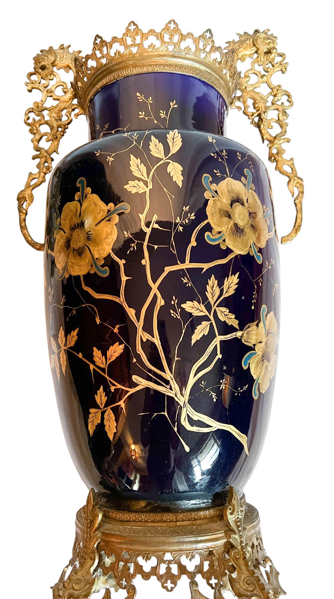 Coppia di vasi neoclassici in porcellana di cobalto con montatura in ormolu in vendita 3