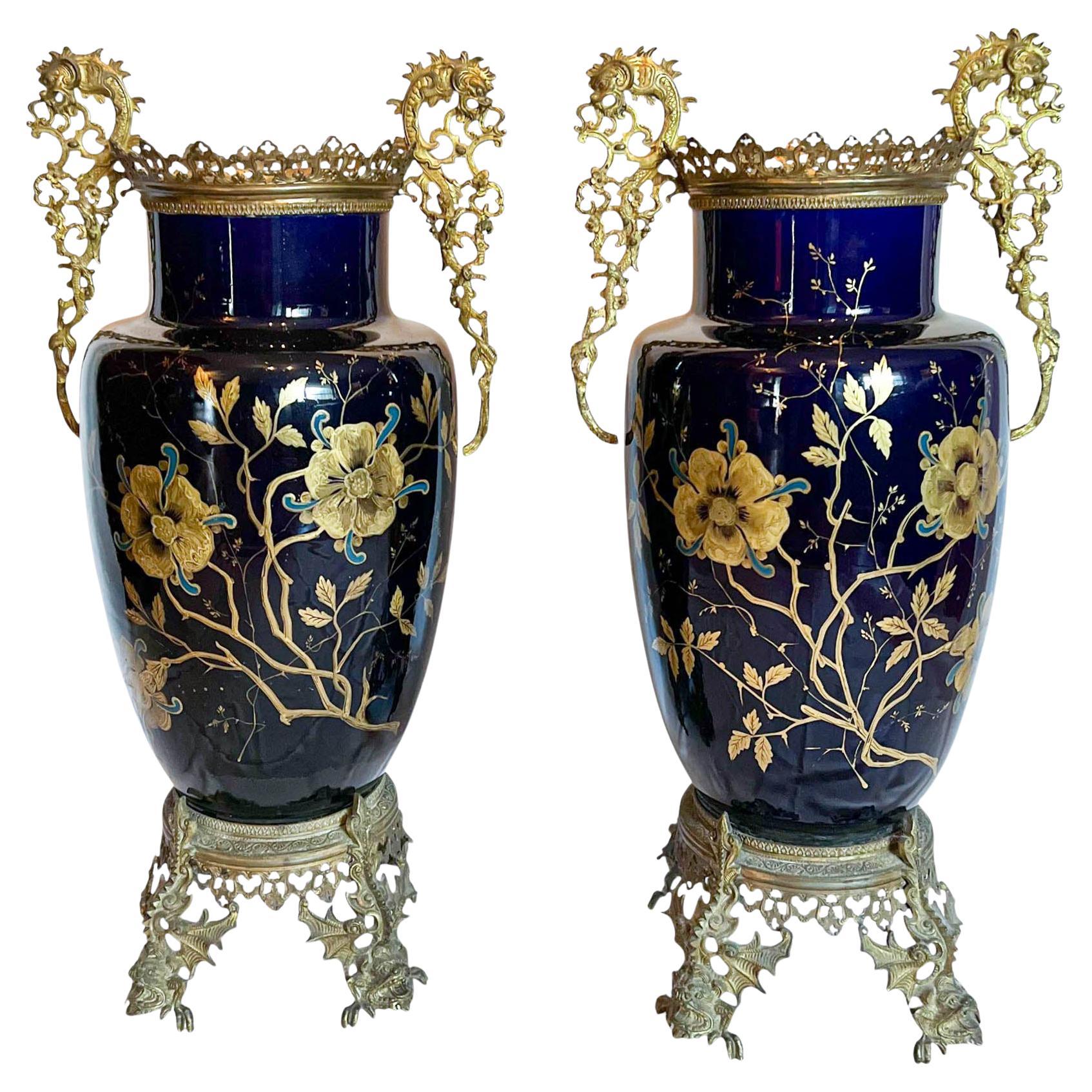 Coppia di vasi neoclassici in porcellana di cobalto con montatura in ormolu