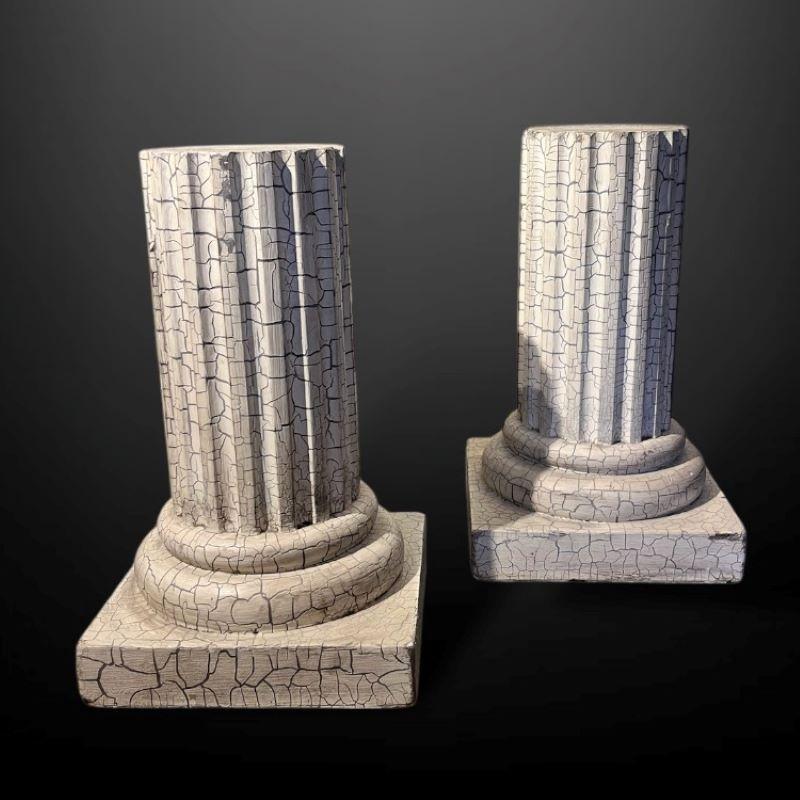 Ein Paar Tischsäulen aus Gips im neoklassizistischen Stil, mit Marmorimitation.

Jede geriffelte Säule hat eine schöne marmorierte Patina, die Zeichen von Abnutzung und Alter imitiert.

Ein sehr dekoratives Stück.