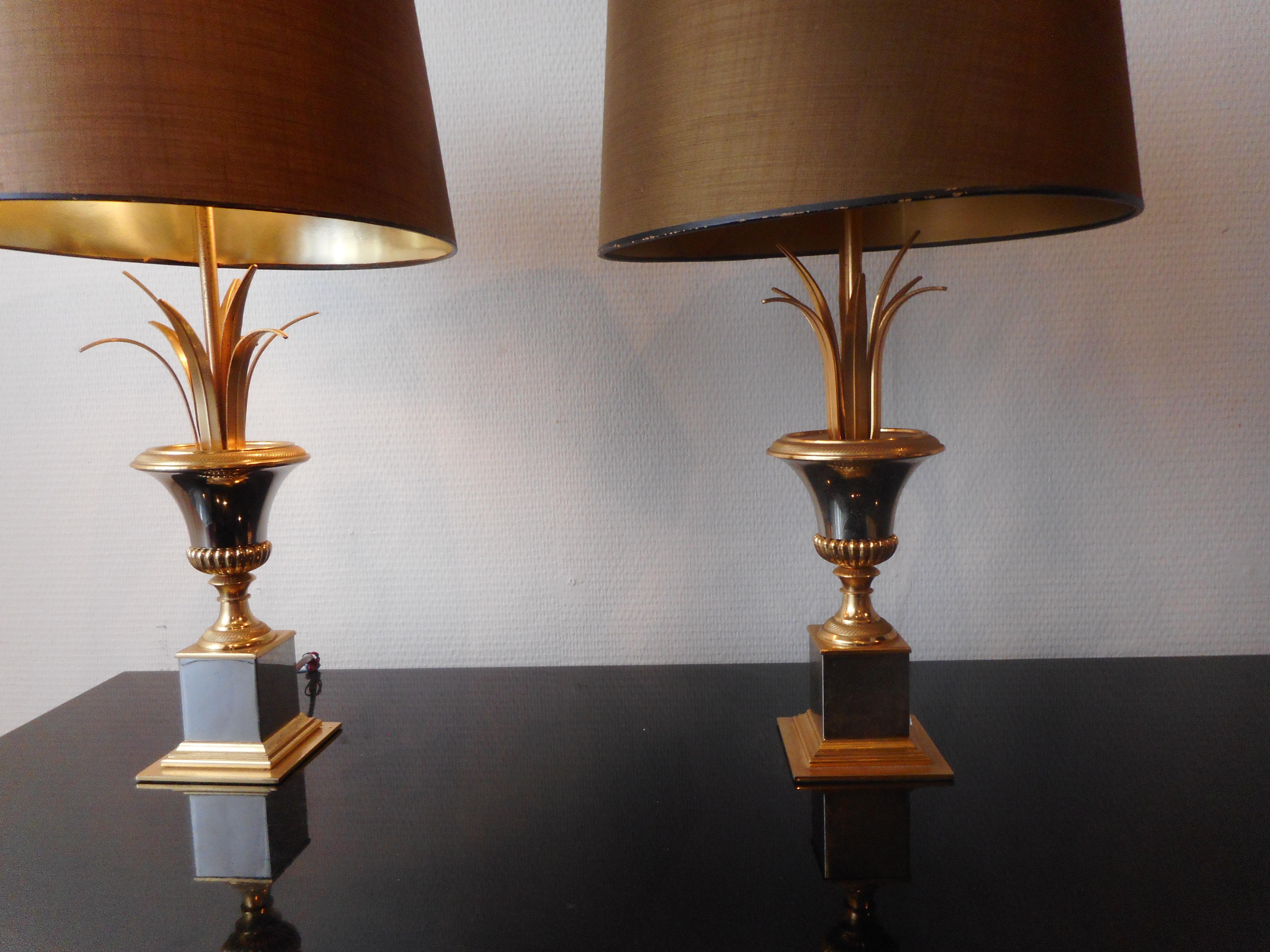 A fine pair of table lamps, two-tone brass.
Two lights, with the original silk lampshades, gold leaf inside.
Attributed to Maison Charles,
circa1960.