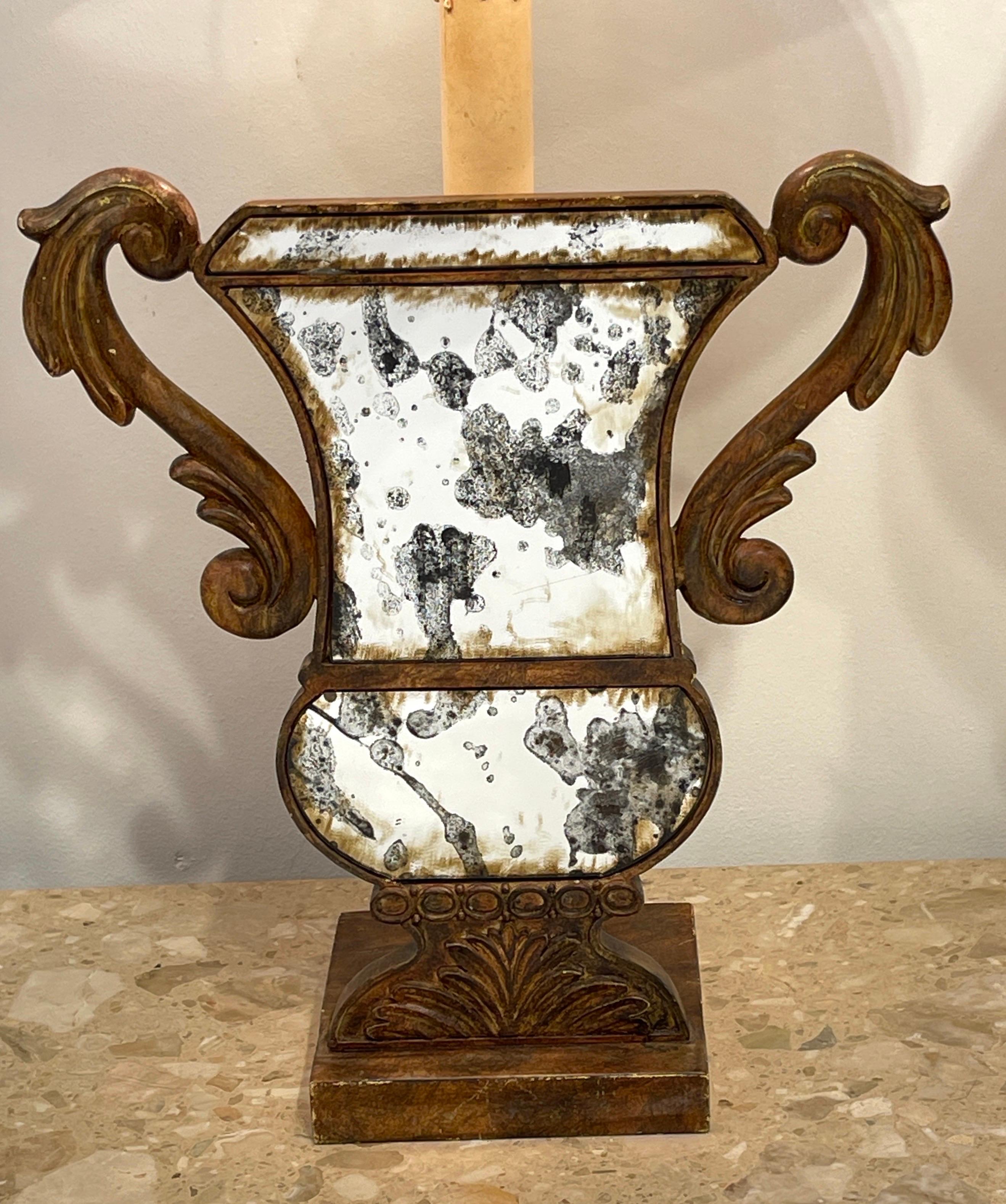 Néoclassique Paire de lampes néoclassiques à motifs d'urnes en miroir Tole et Eglomise  en vente