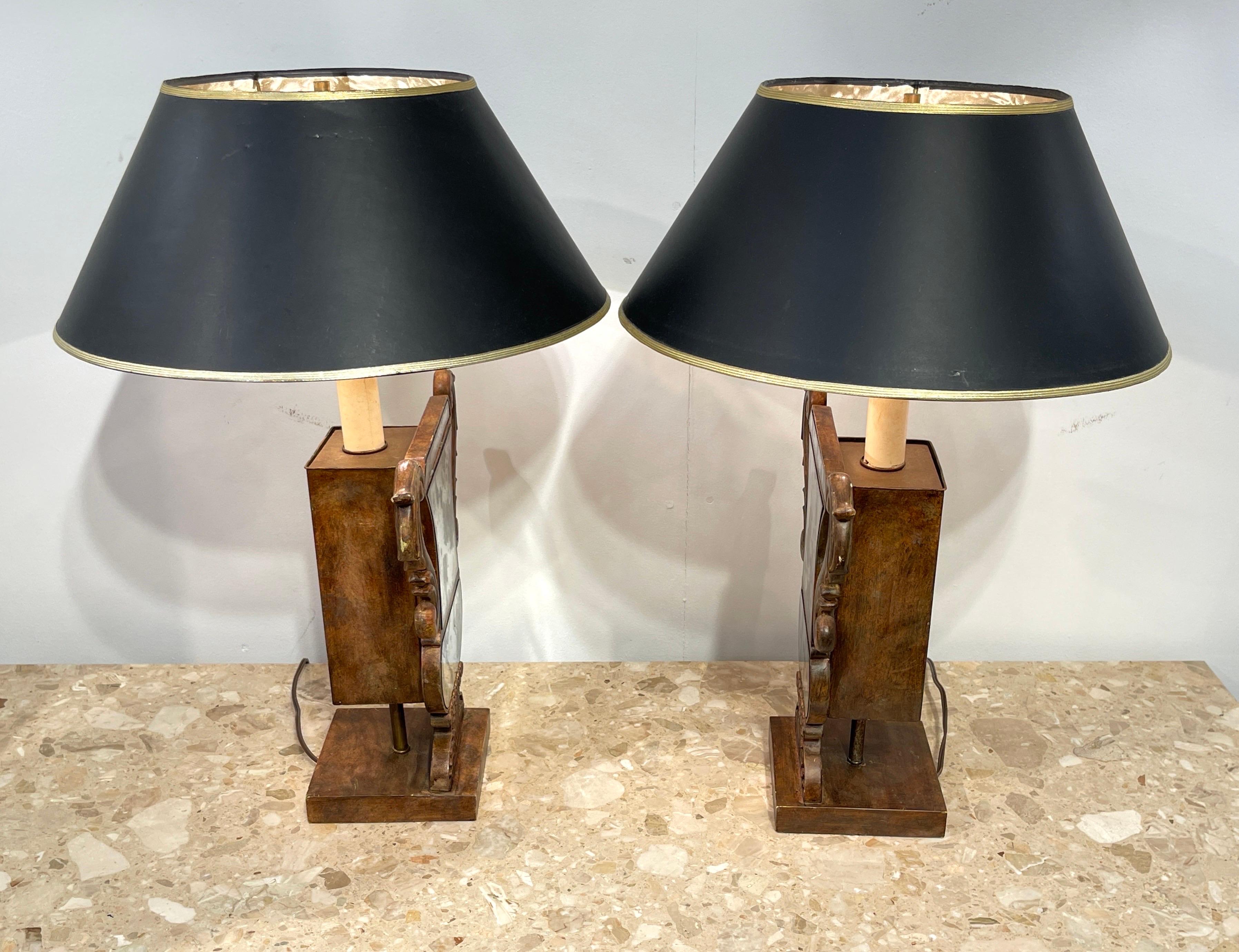 Patiné Paire de lampes néoclassiques à motifs d'urnes en miroir Tole et Eglomise  en vente