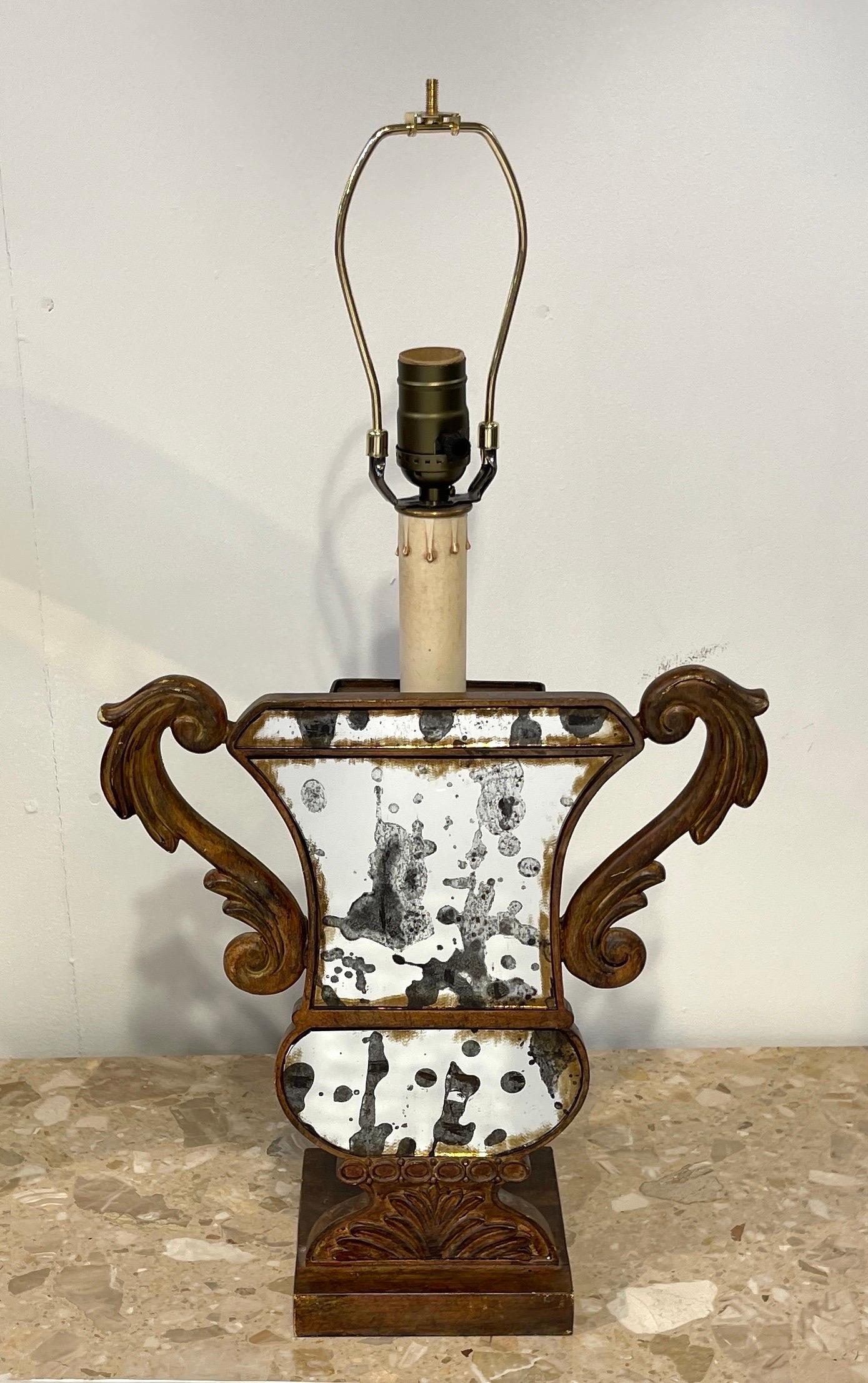 20ième siècle Paire de lampes néoclassiques à motifs d'urnes en miroir Tole et Eglomise  en vente