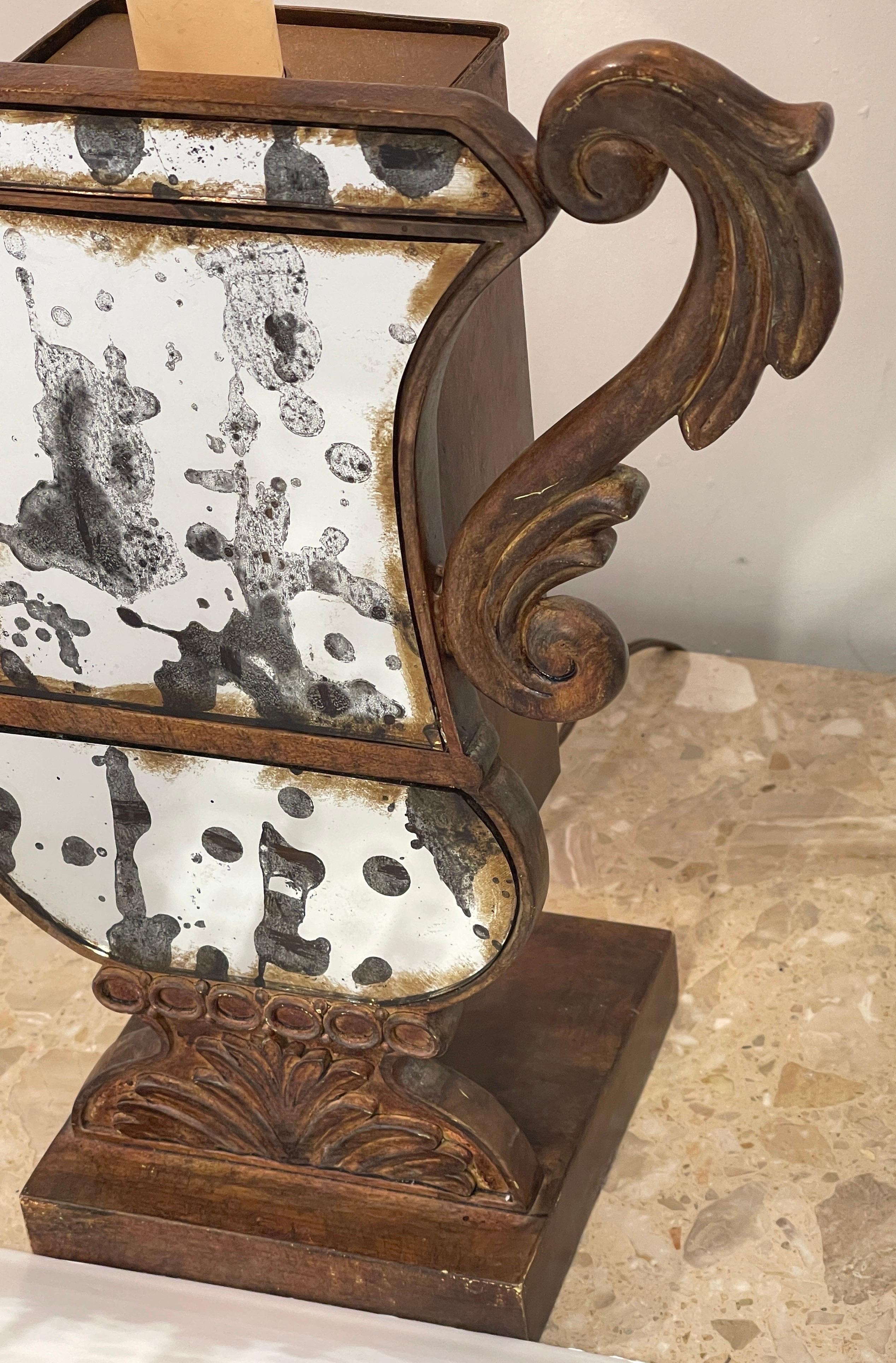 Métal Paire de lampes néoclassiques à motifs d'urnes en miroir Tole et Eglomise  en vente