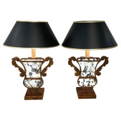 Paire de lampes néoclassiques à motifs d'urnes en miroir Tole et Eglomise