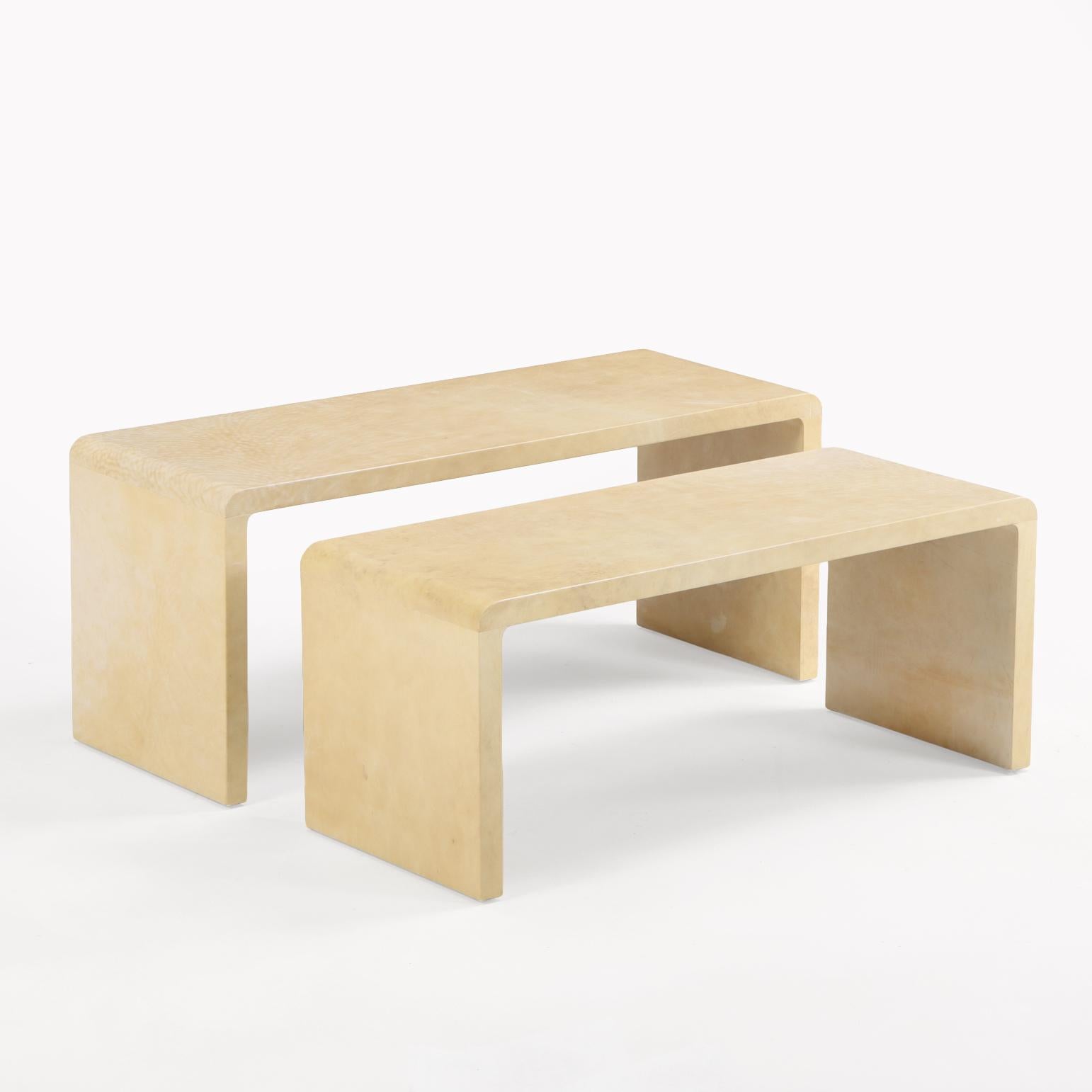 Dieses schöne und vielseitige Set von ineinander verschachtelten, umgedrehten U-förmigen Pergamino-Tischen bietet Ihnen viele Möglichkeiten für Ihre Einrichtung! Verwenden Sie das Set als Couchtisch und Beistelltisch oder als einen einzelnen,