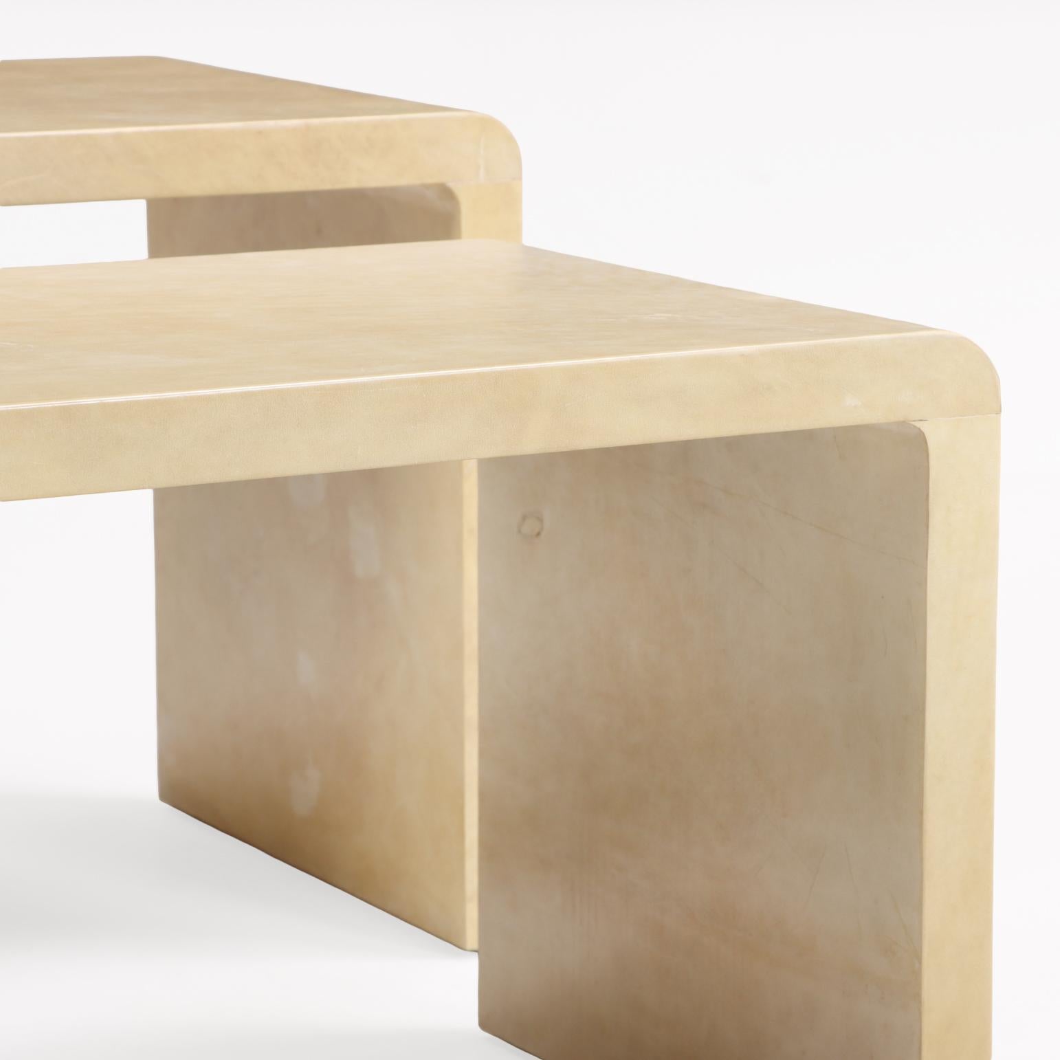 Ein Paar Nesting Couchtische mit Pergamentüberzug. (Argentinisch) im Angebot