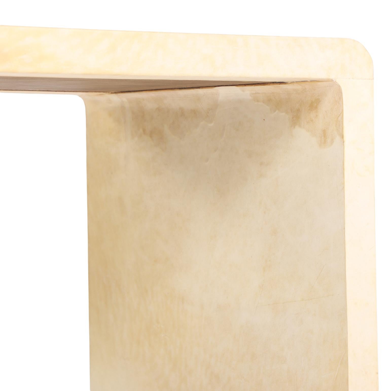 Ein Paar Nesting Couchtische mit Pergamentüberzug. (21. Jahrhundert und zeitgenössisch) im Angebot