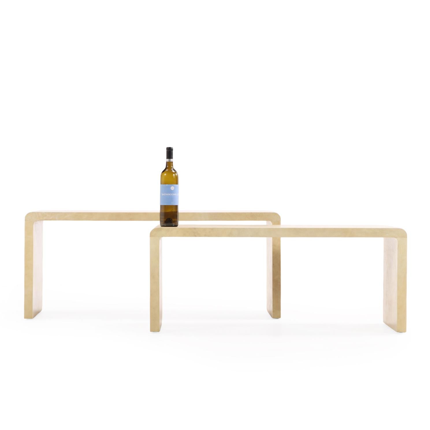 Ein Paar Nesting Couchtische mit Pergamentüberzug. (Holz) im Angebot