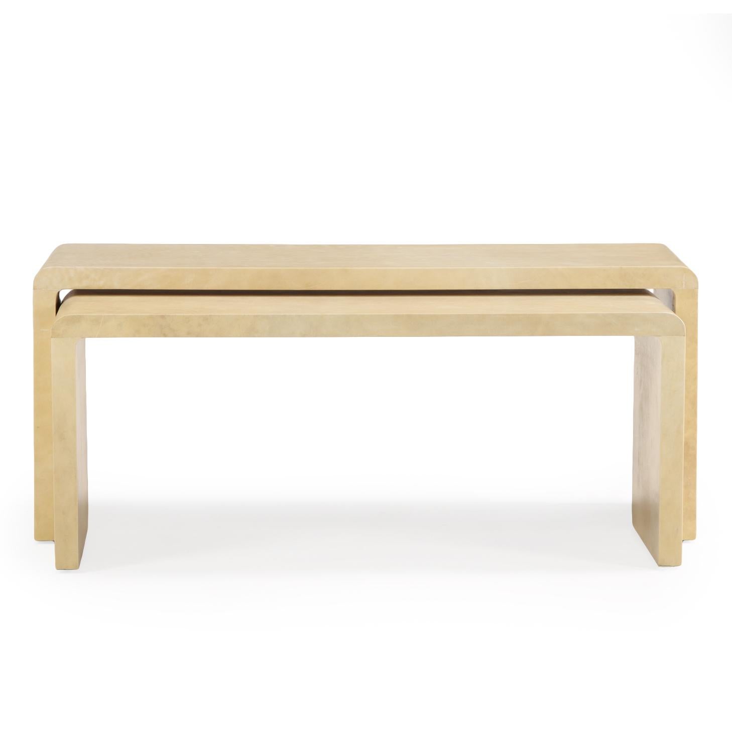 Ein Paar Nesting Couchtische mit Pergamentüberzug. im Angebot 1