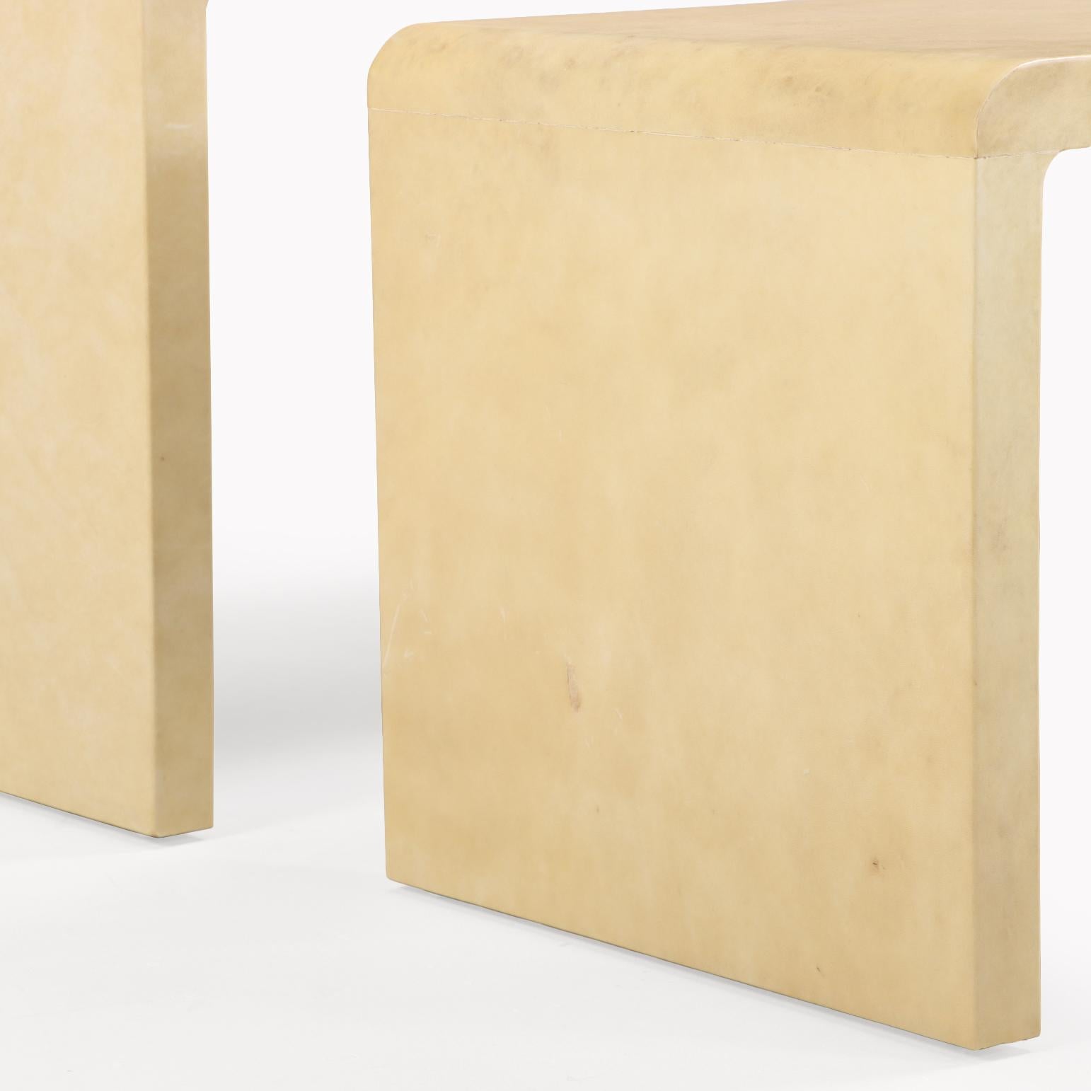 Ein Paar Nesting Couchtische mit Pergamentüberzug. im Angebot 2