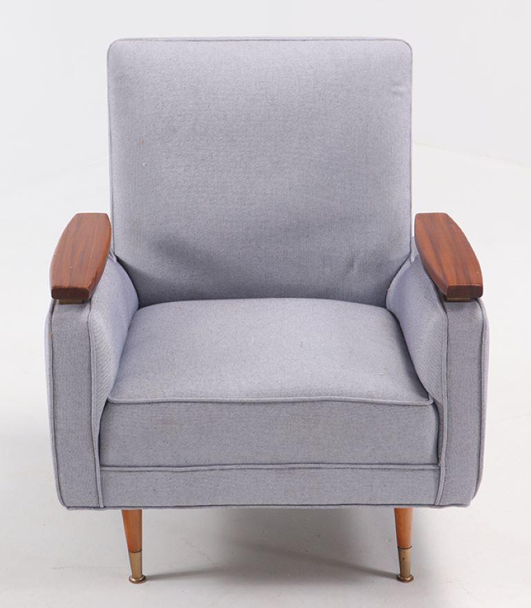 Mid-Century Modern Une paire de chaises longues nouvellement rembourrées à la manière de Finn Juhl vers 1950. en vente